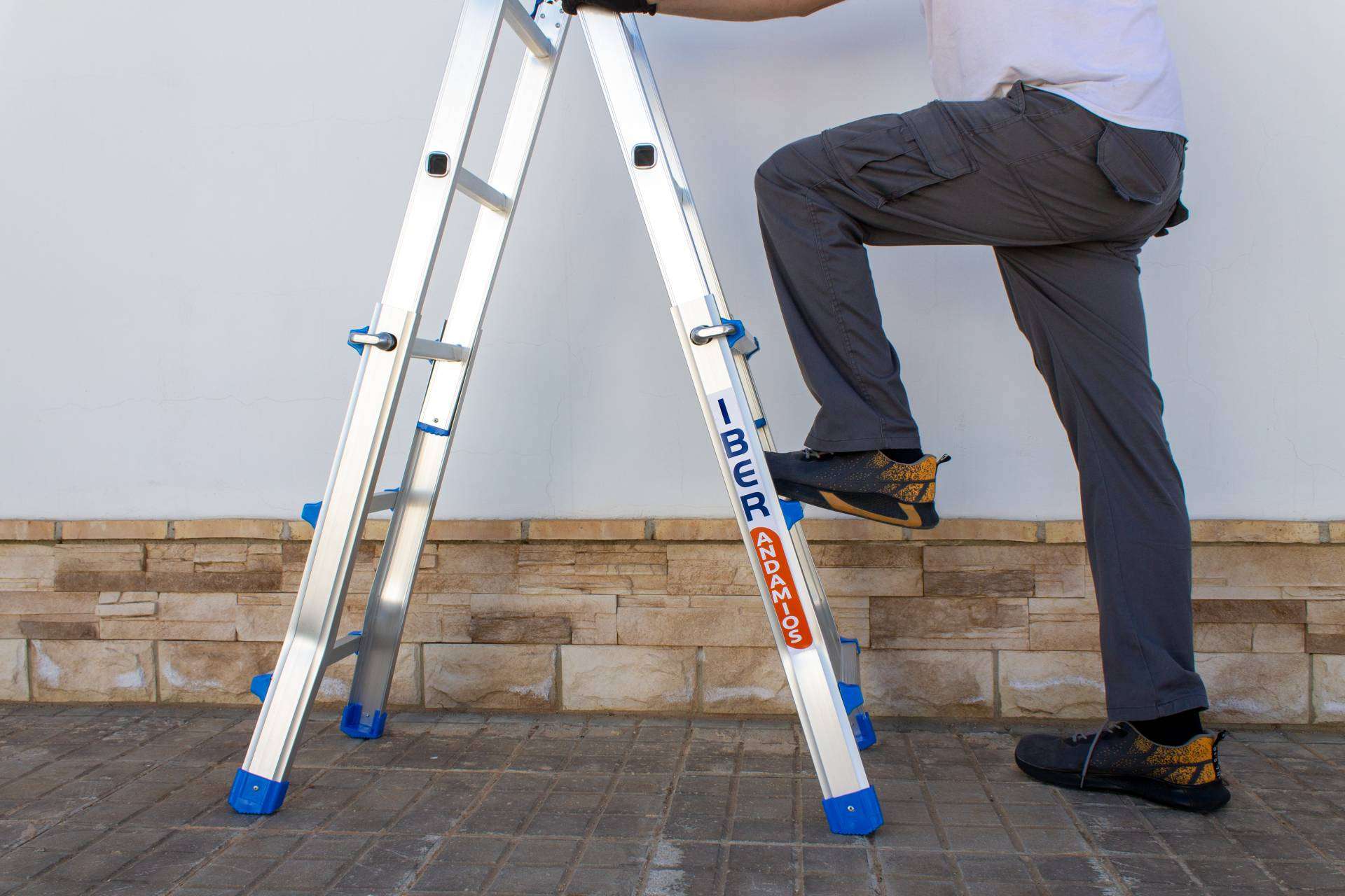 IBERANDAMIOS amplía su catálogo de escaleras de aluminio profesionales