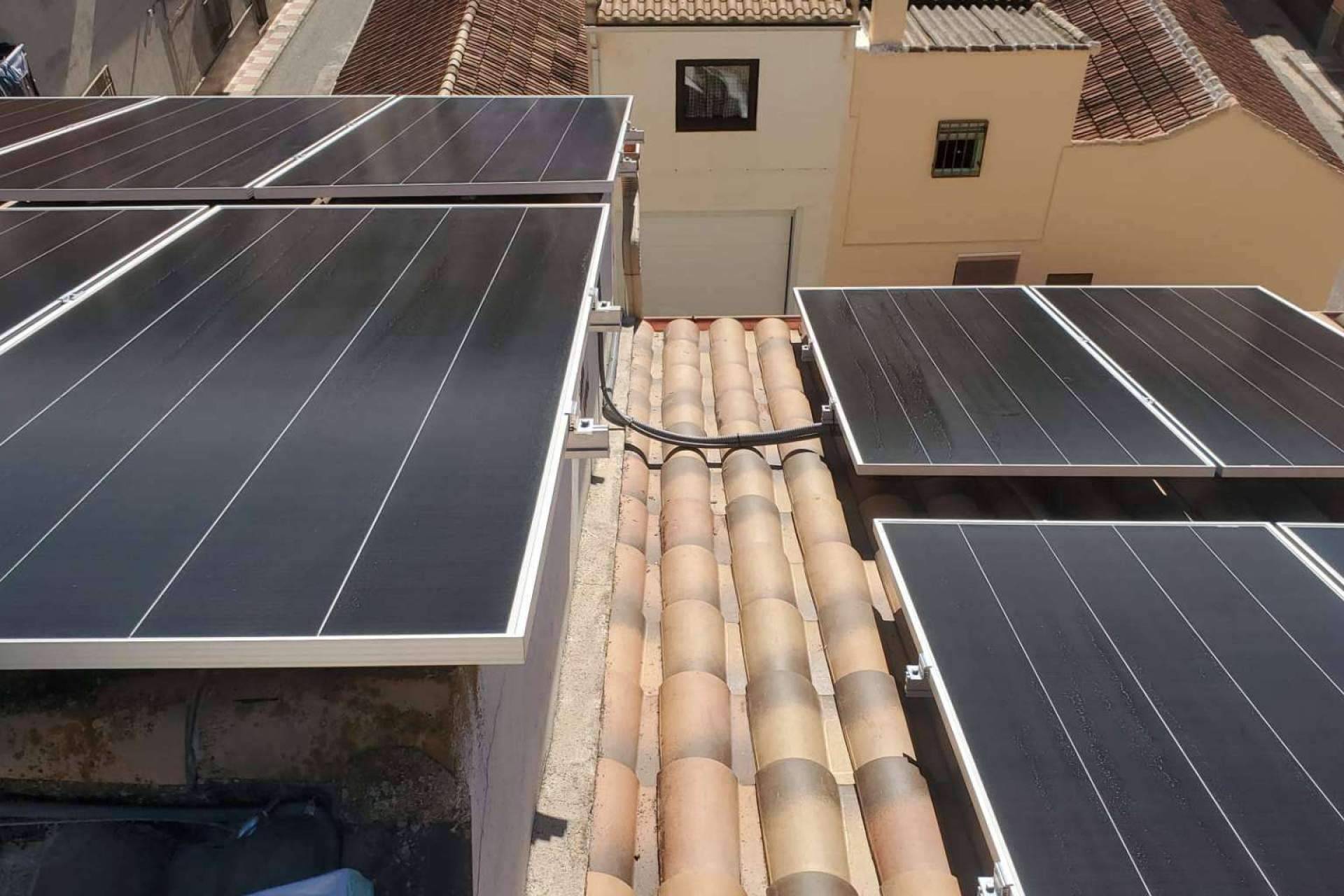 Instalaciones de paneles fotovoltaicos con cero de inversión inicial, con Grupo Jalcris