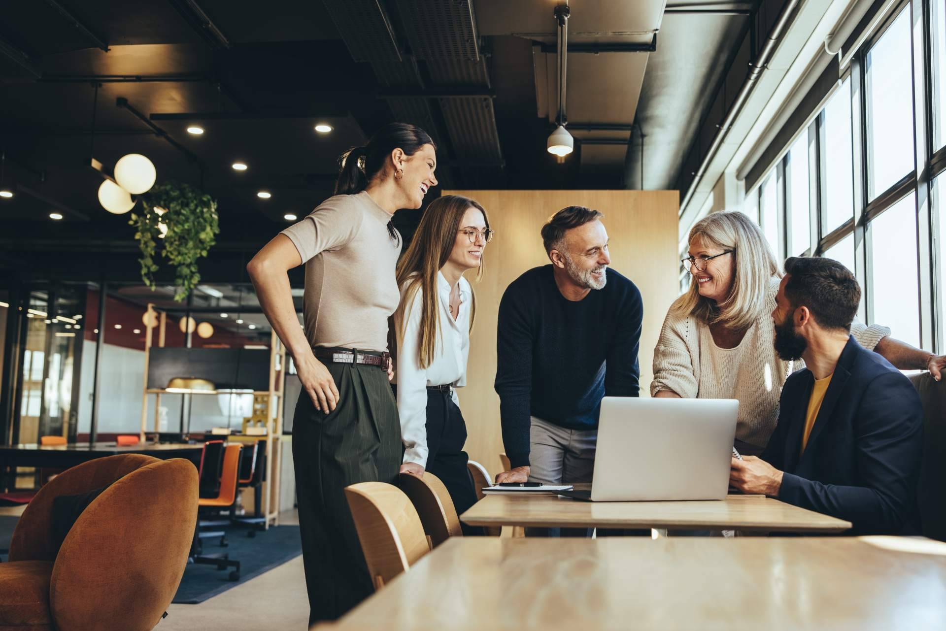 Preparar a un equipo para la era de la inteligencia artificial con estrategias de reskilling y upskilling