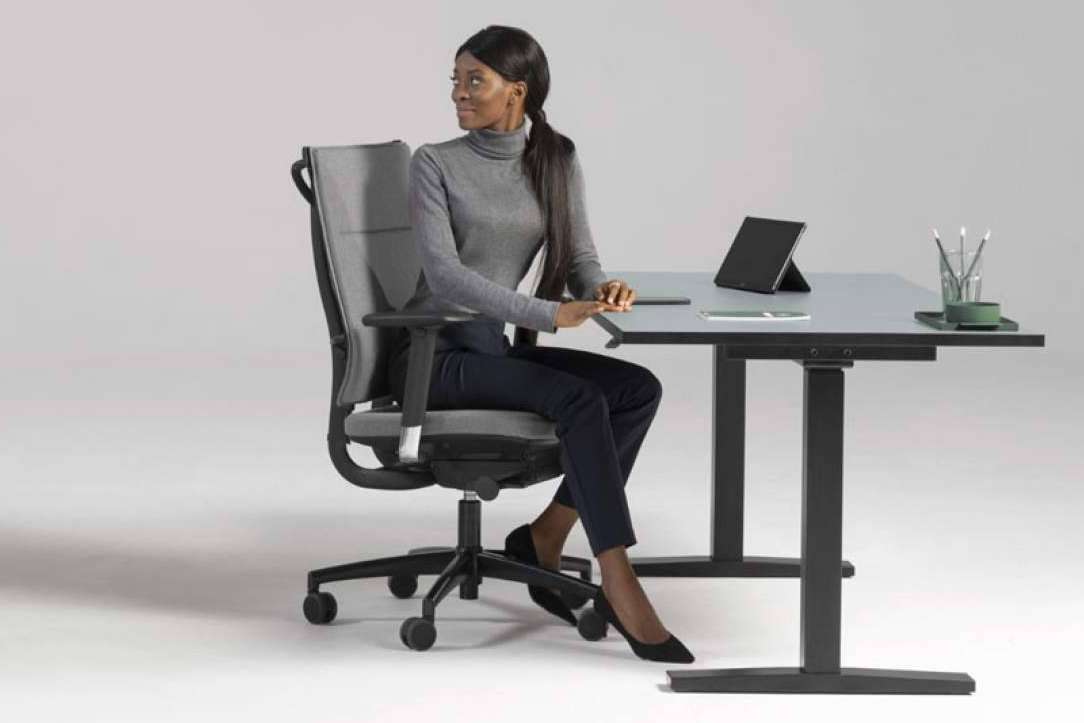 Mejorar la salud laboral es posible con las mesas regulables de OfficeDeco