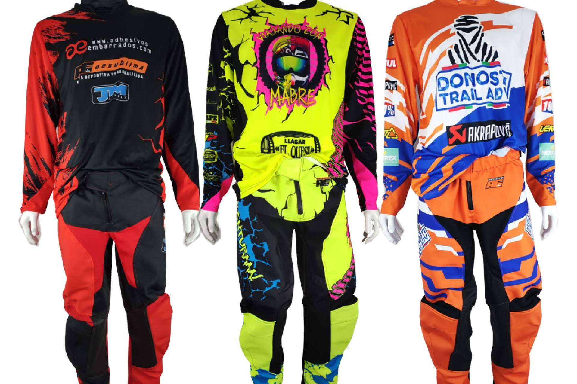 ADHESIVOSEMBARRADOS cuenta con un amplio catálogo de ropa de motocross personalizada