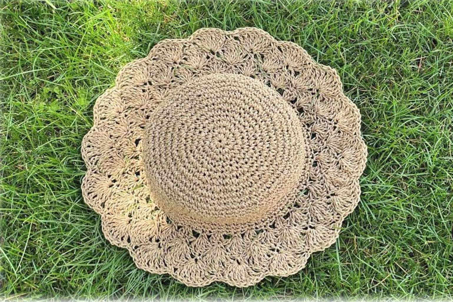 Estilo y protección contra el sol en el outfit de verano con los sombreros a crochet