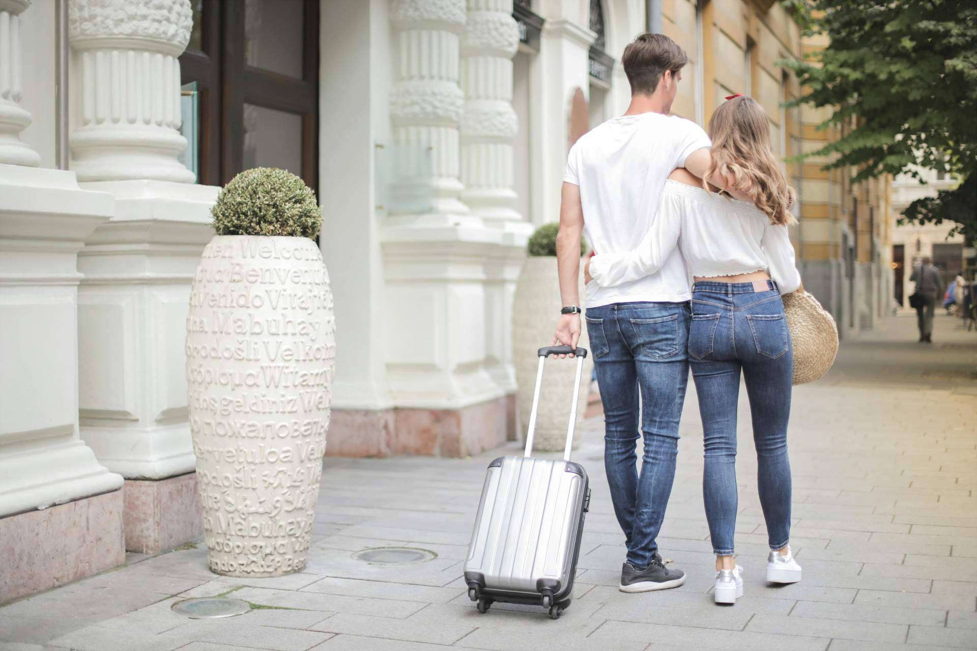 Lo que hay que saber para venir de vacaciones a España y quedarse legalmente