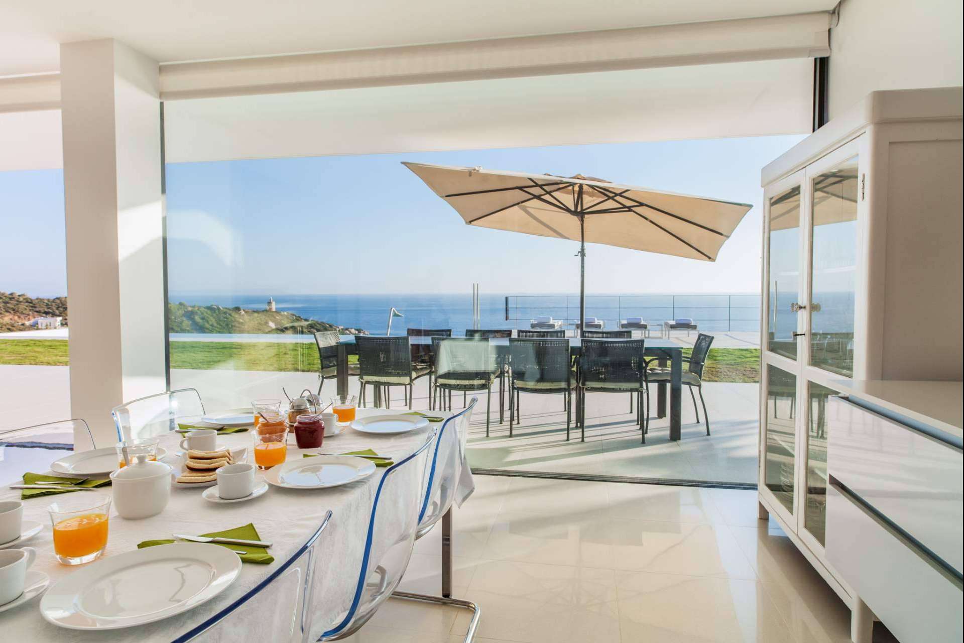 Disfrutar de impresionantes amaneceres y vistas al mar en Villa Villa Alkaram, un refugio de lujo en Andalucía