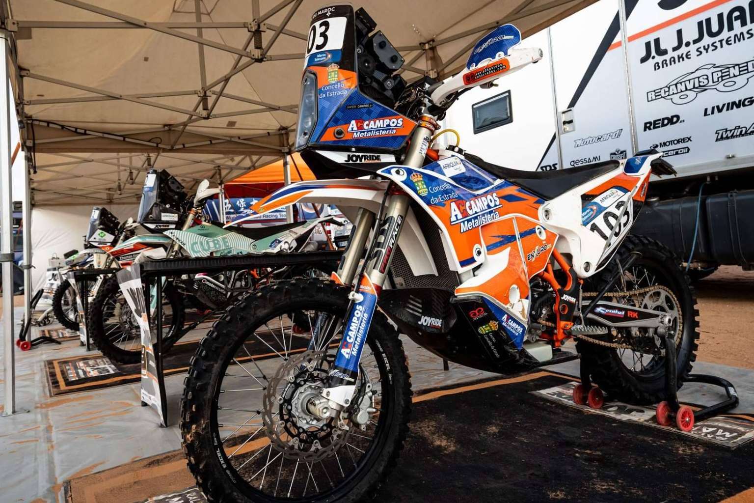 Gracias a las pegatinas de ADHESIVOSEMBARRADOS es posible personalizar motos con diseños únicos