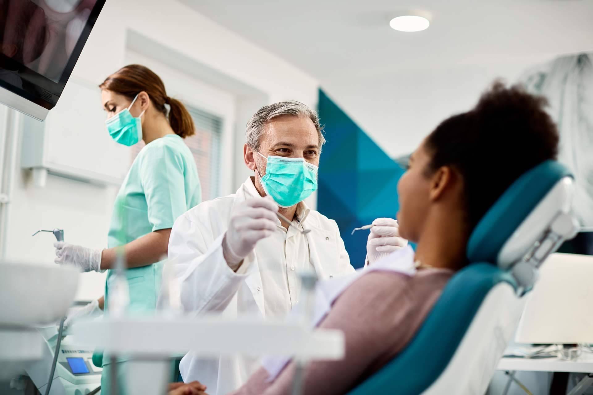 InterORALIA dispone de odontólogos especializados en ortodoncia invisible y aplicación de carillas dentales