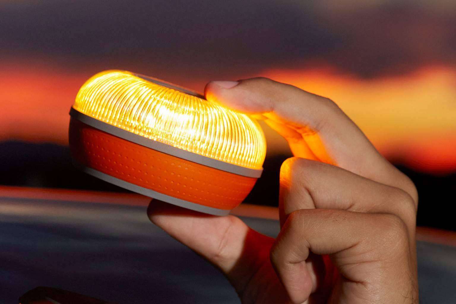 FlashLED SOS; Luz de emergencia V16 obligatoria para todos los vehículos excepto motocicletas