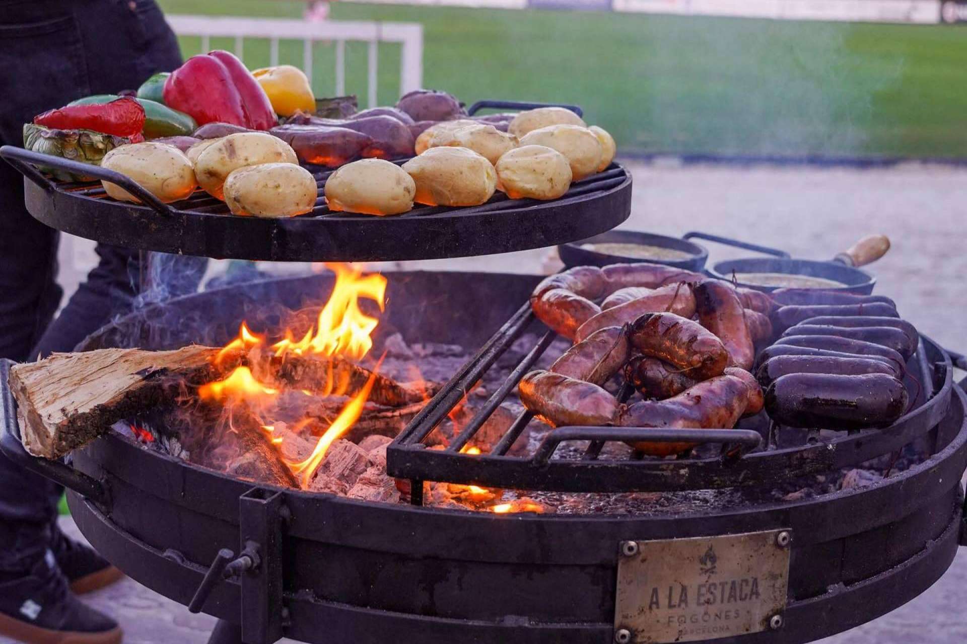 La tradición del asado argentino, un ritual de camaradería y sabor