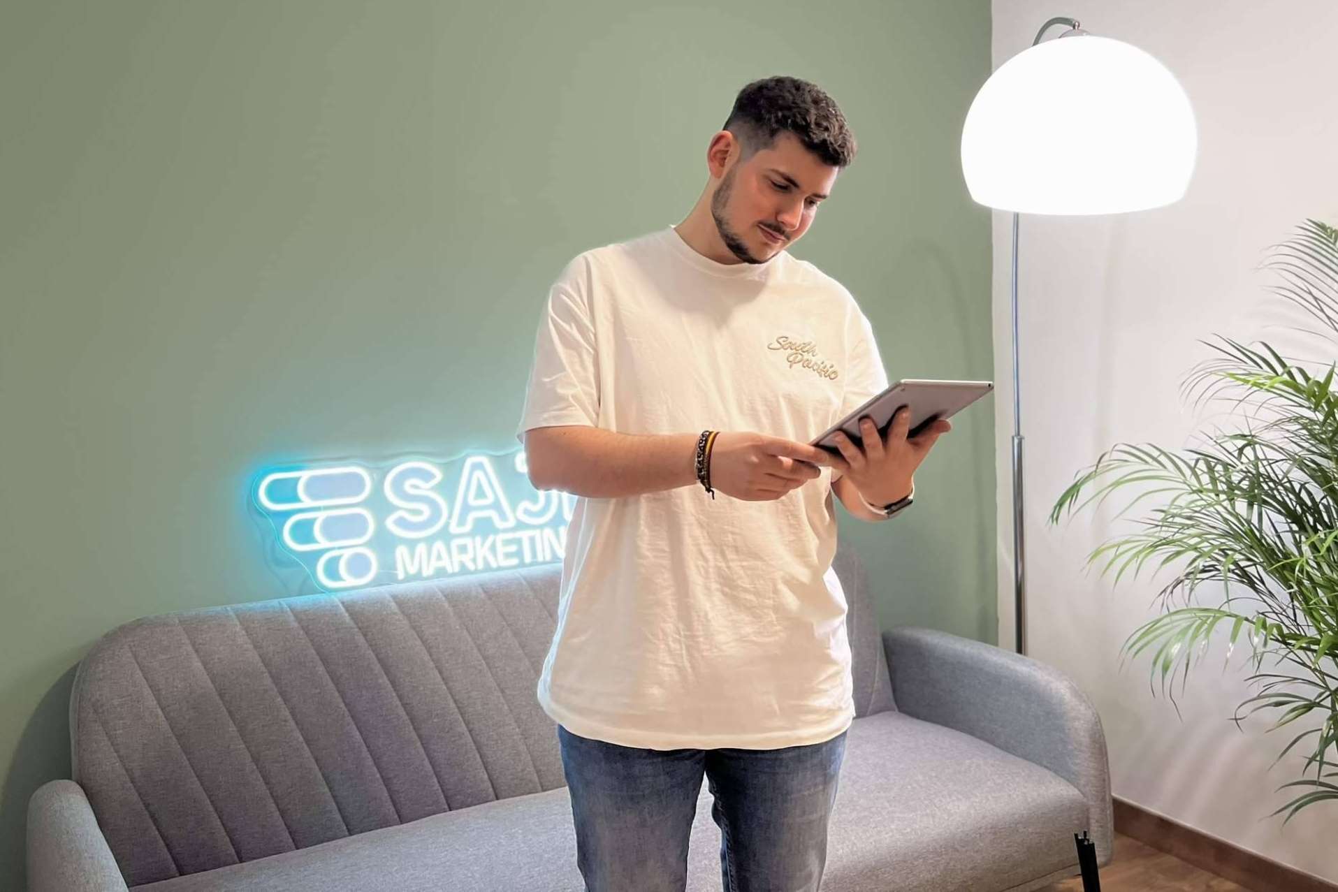 Embudo de ventas, un comercial vende 24h por MK Sajiro.