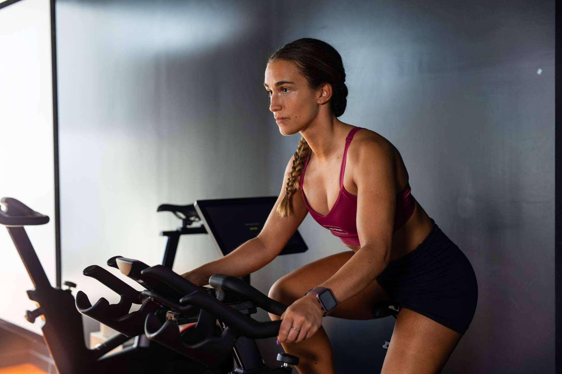 La importancia de utilizar un equipamiento deportivo adecuado para los entrenamientos en gimnasios
