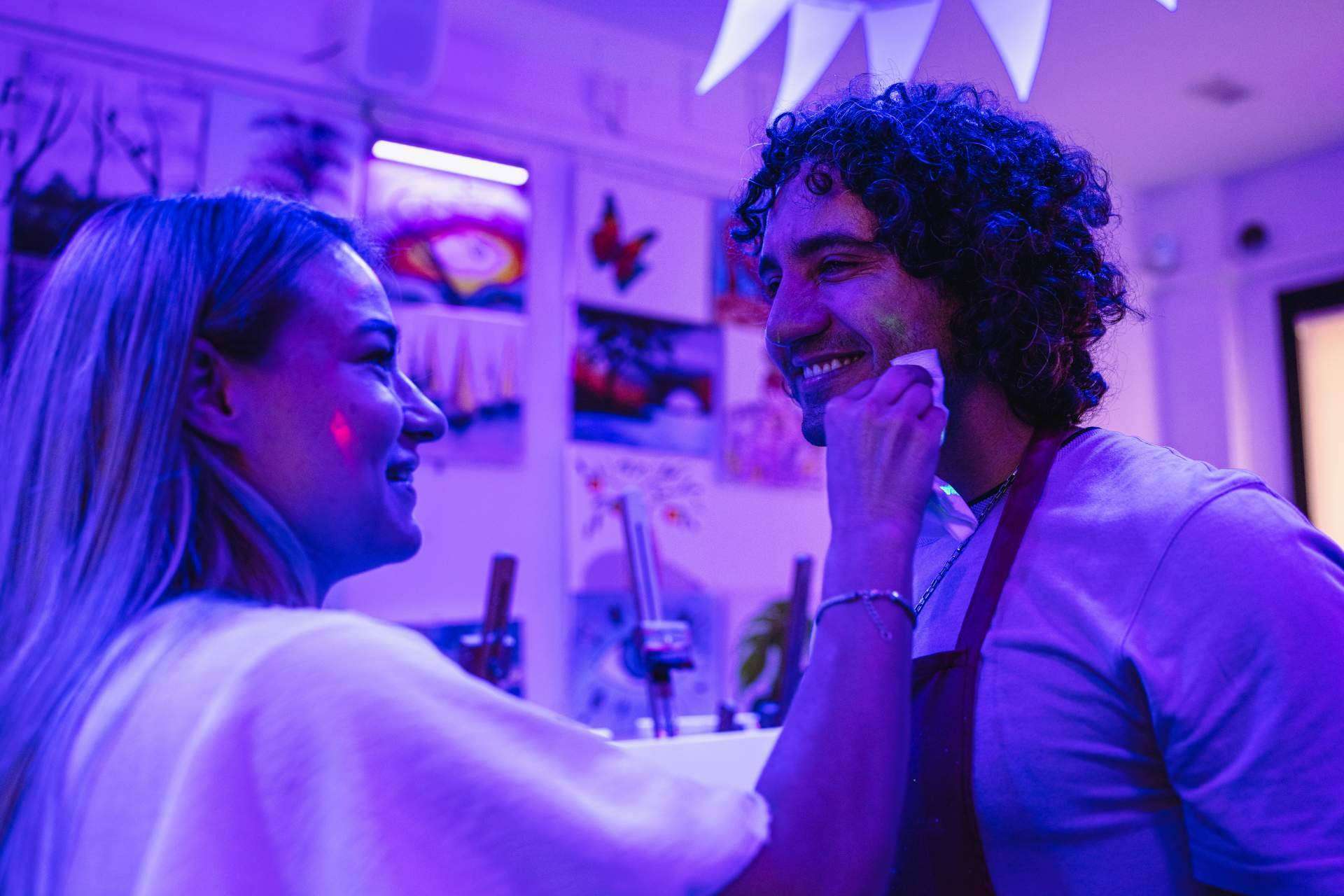 Novedad en Barcelona; Art&Wine ofrece un plan creativo para parejas con pintura y vino