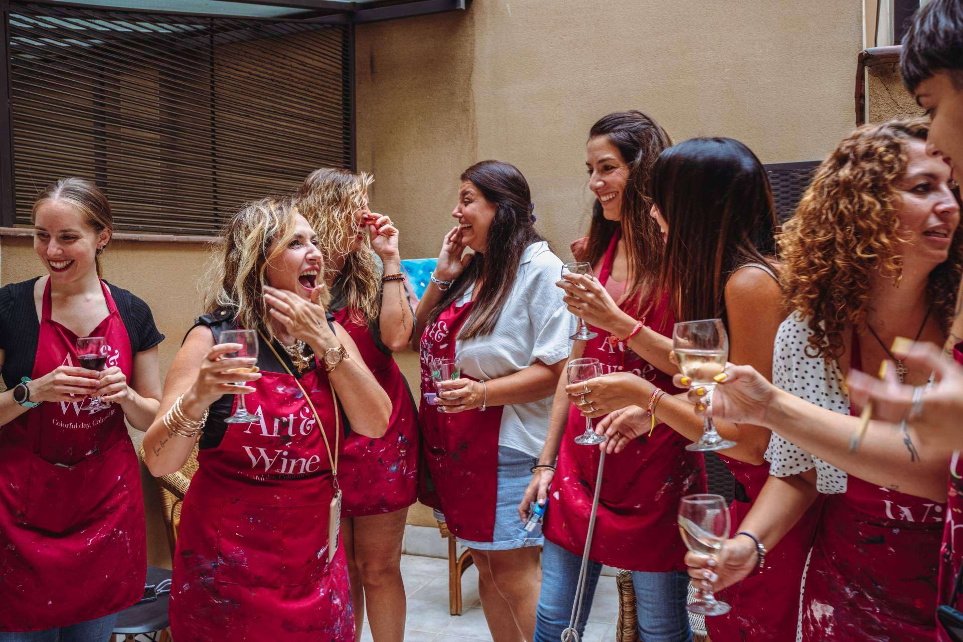 Conmemorar momentos únicos con clases de pintura y vino en Madrid con Art&Wine
