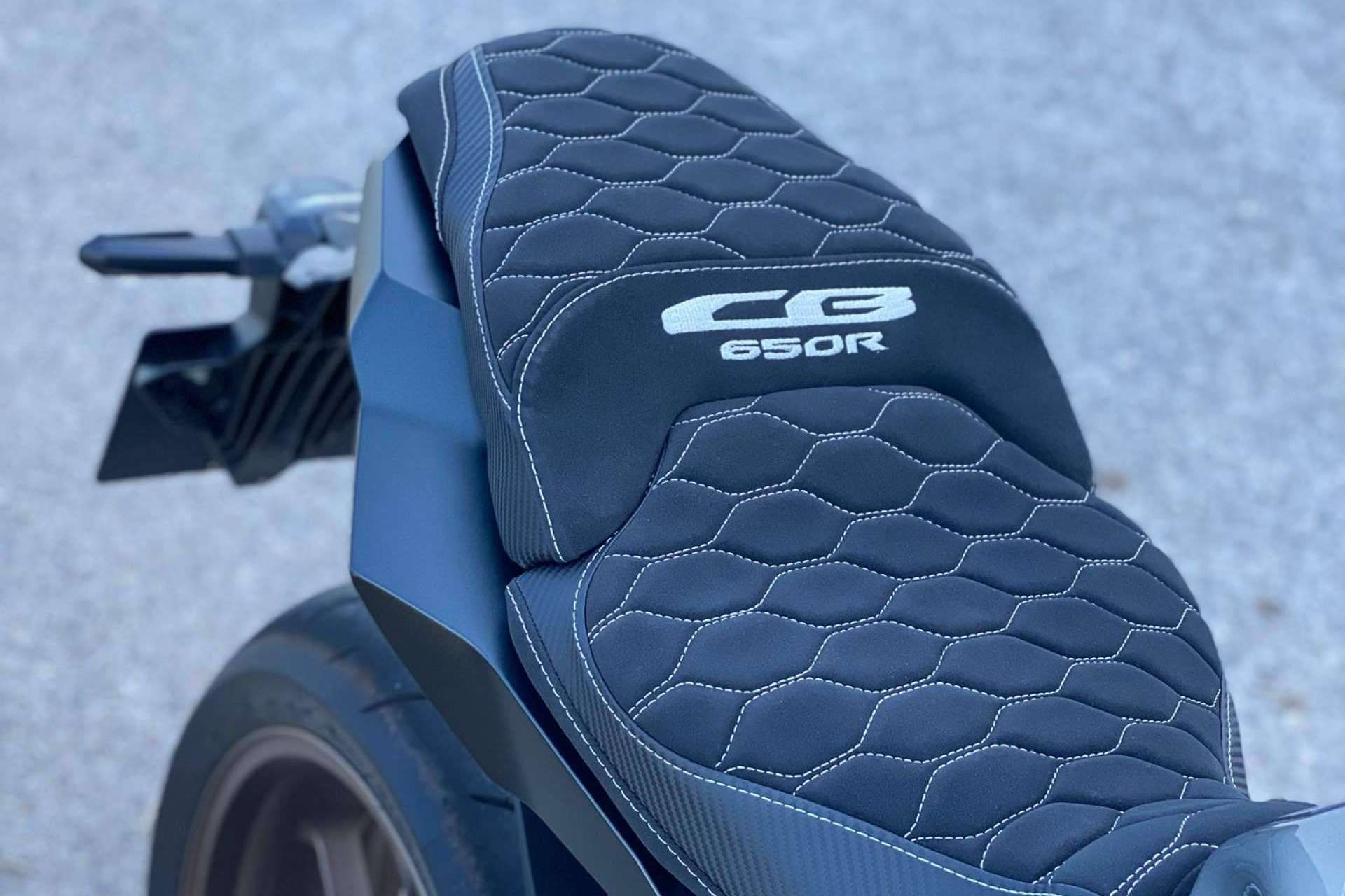 Servicios de fabricación y personalización de fundas de asientos para motos