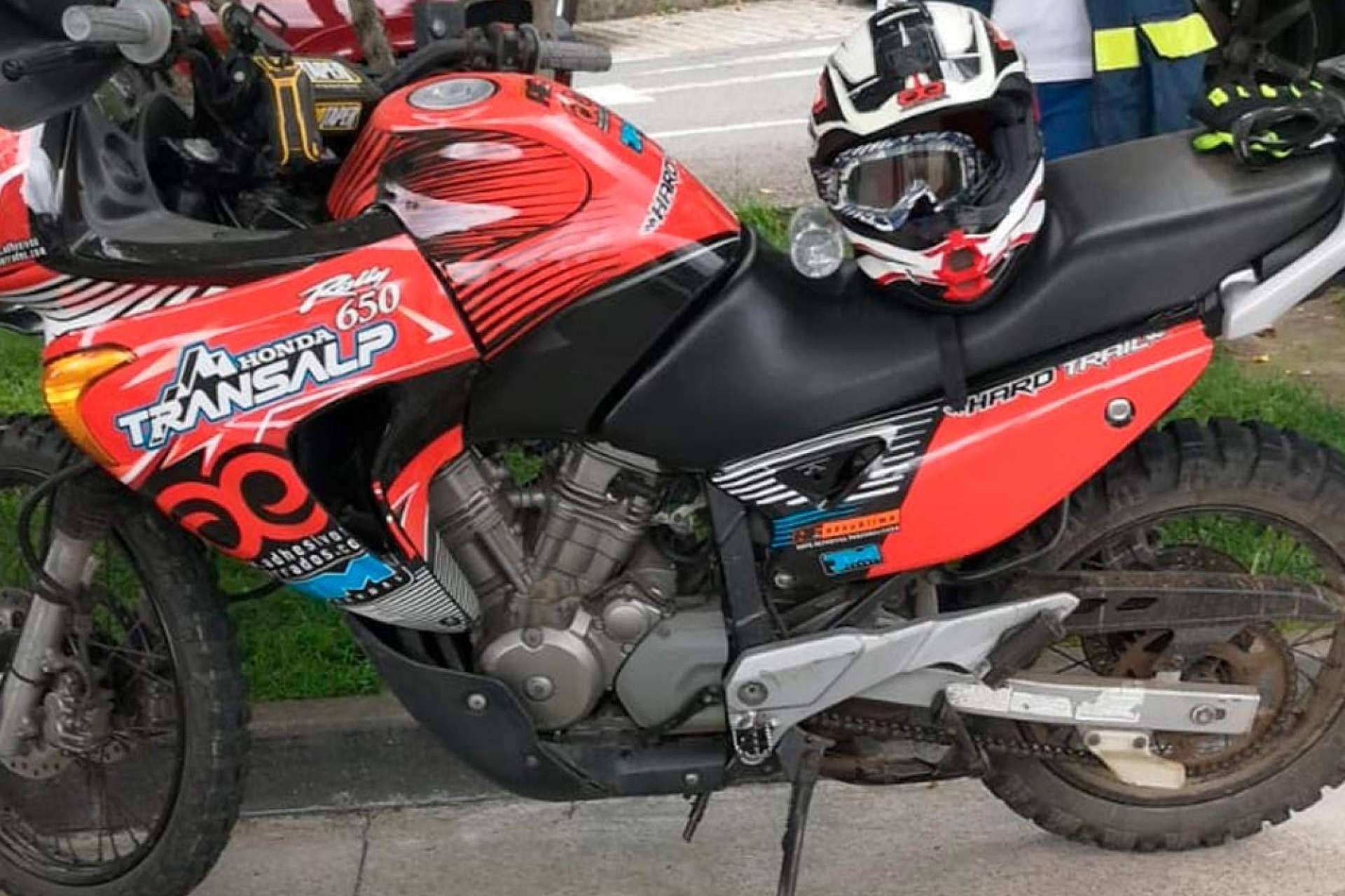 Personalizar una moto offroad, con el kit de pegatinas de ADHESIVOSEMBARRADOS