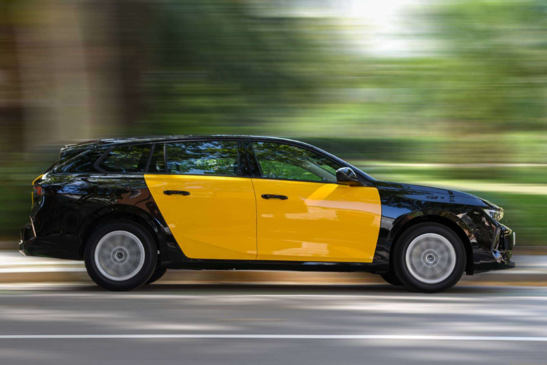 Auto88 renueva su flota de taxi con el avanzado y sostenible Opel Astra