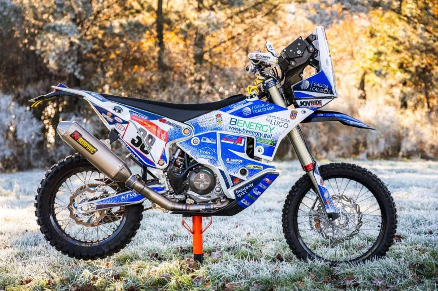 Personalización de motos con los kits de ADHESIVOSEMBARRADOS