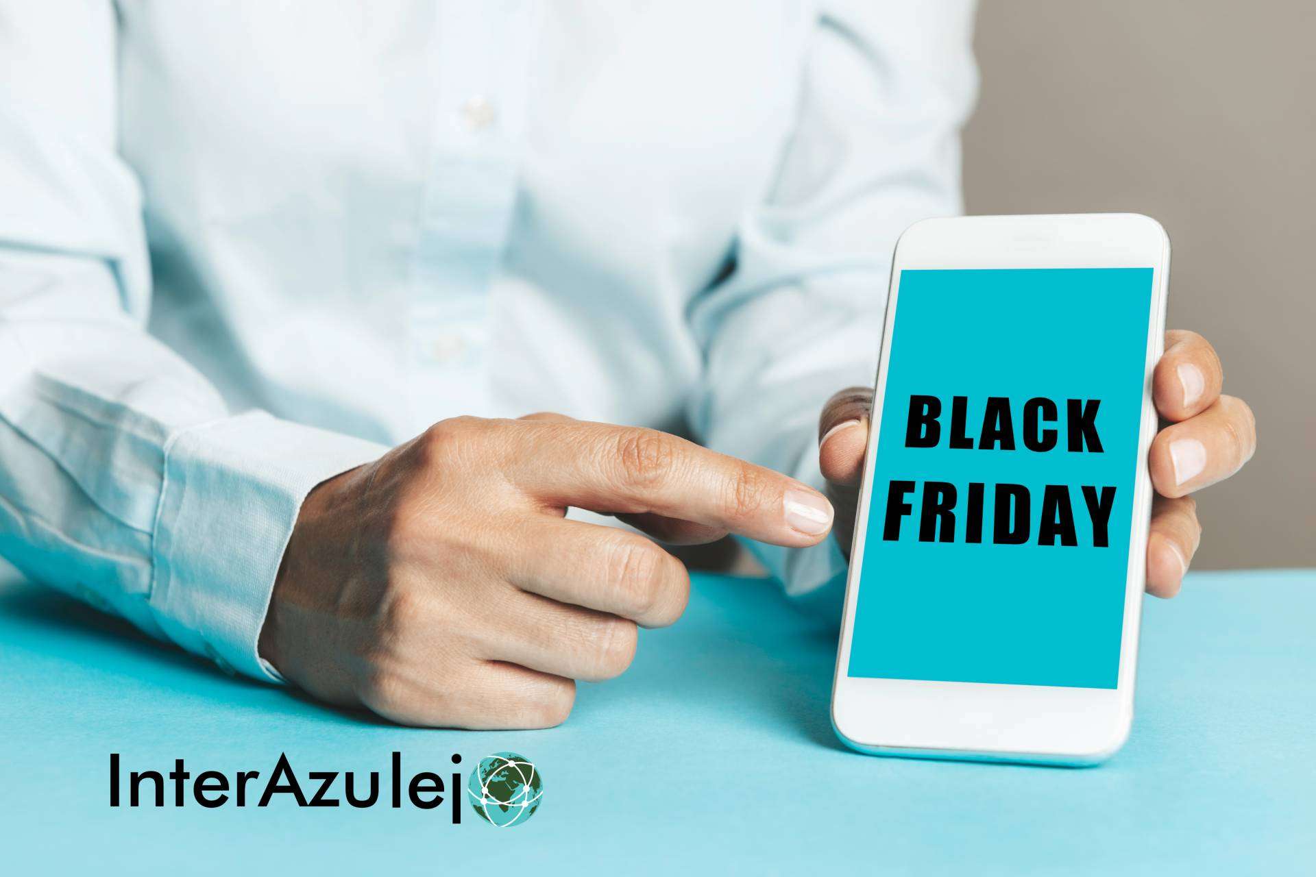 Black Friday a la distancia de un clic de la mano de interazulejo