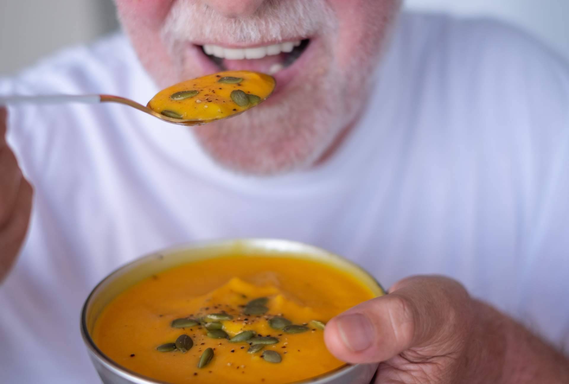 Alimentación saludable en adultos mayores, un pilar para la vida sana y el cuidado integral
