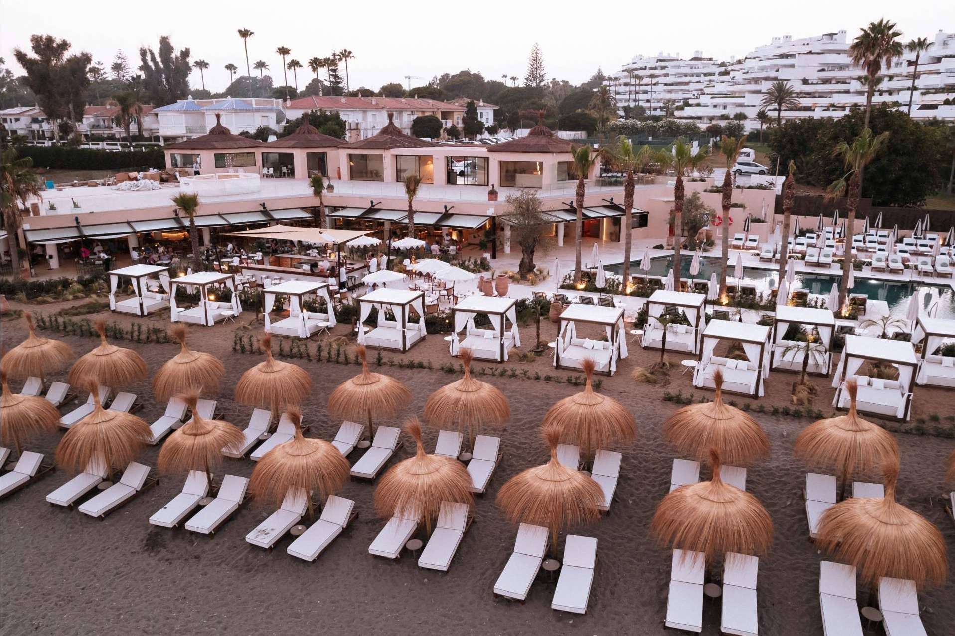 Barbillón Marbella, brillará en Nochevieja con una espectacular cena frente al mar