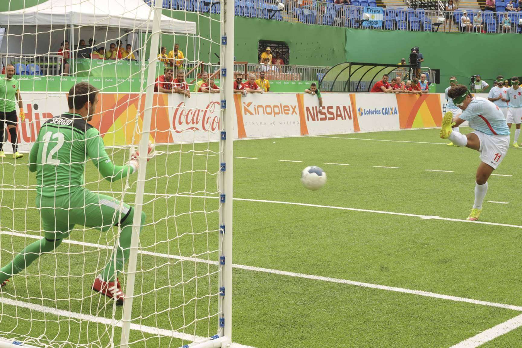 Santa Marta organiza fútbol 3x3 para ciegos en el centro comercial el Tormes