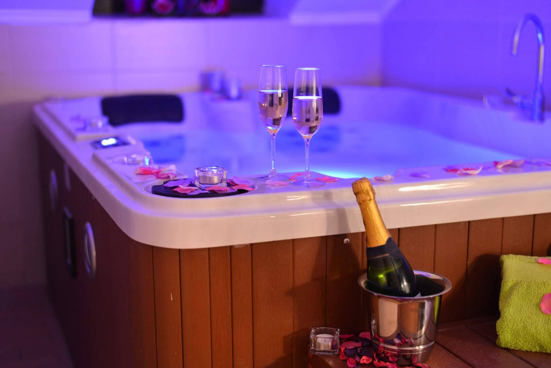 Iluminación para piscina, venta al por mayor y entrega eficiente desde Alicante, con Warmpool
