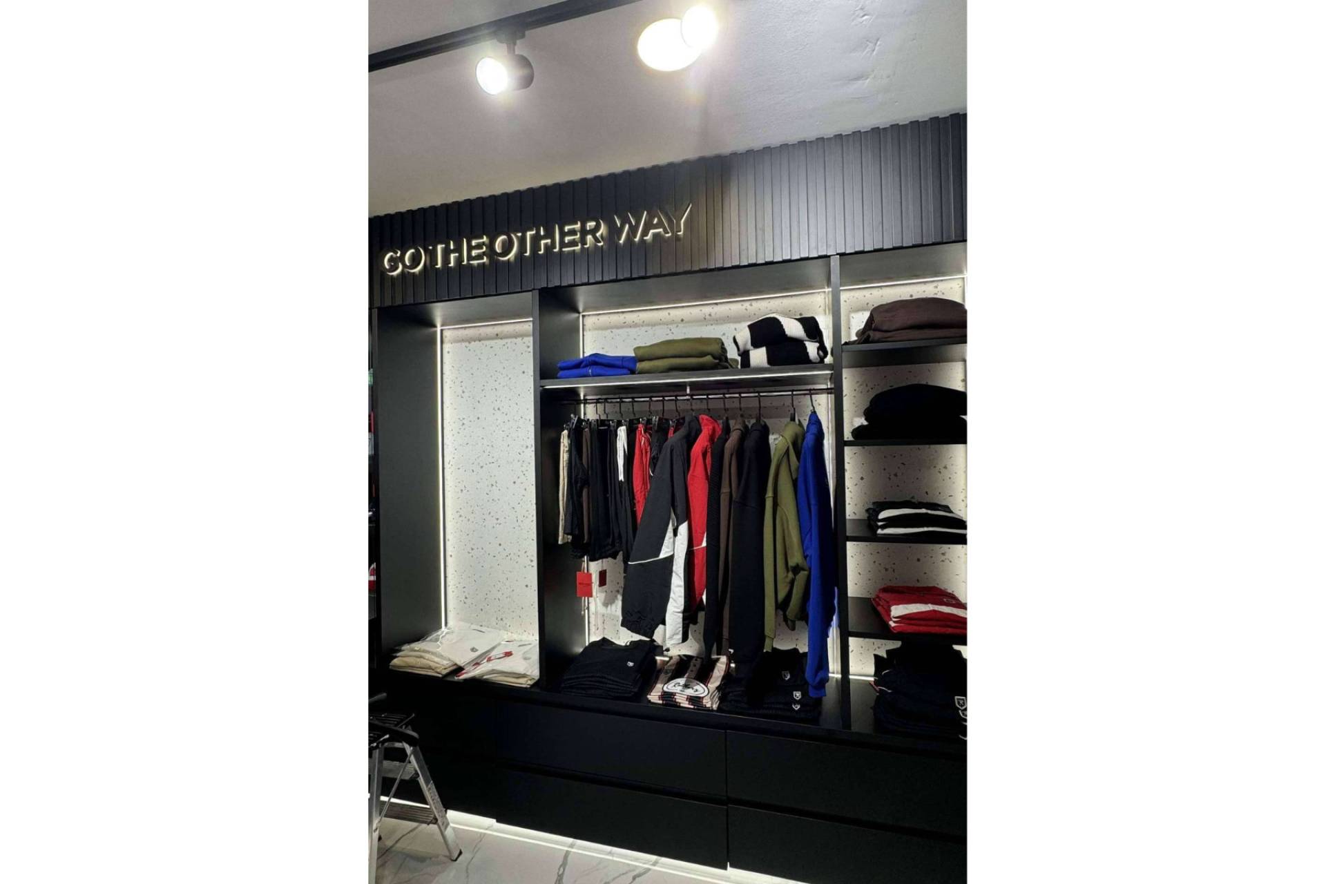 La nueva boutique de Rotherz en Madrid; moda urbana en un entorno de lujo