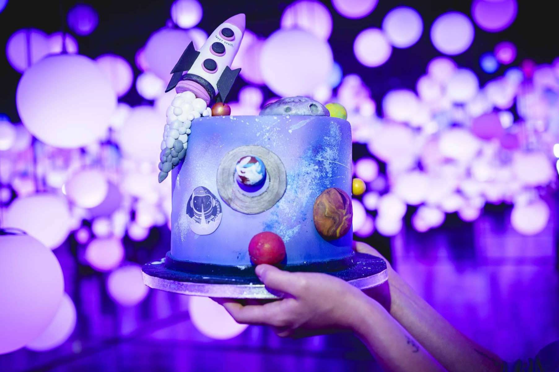 Celebraciones de cumpleaños inolvidables donde convergen los dulces y la magia del espacio, con Sweet Space