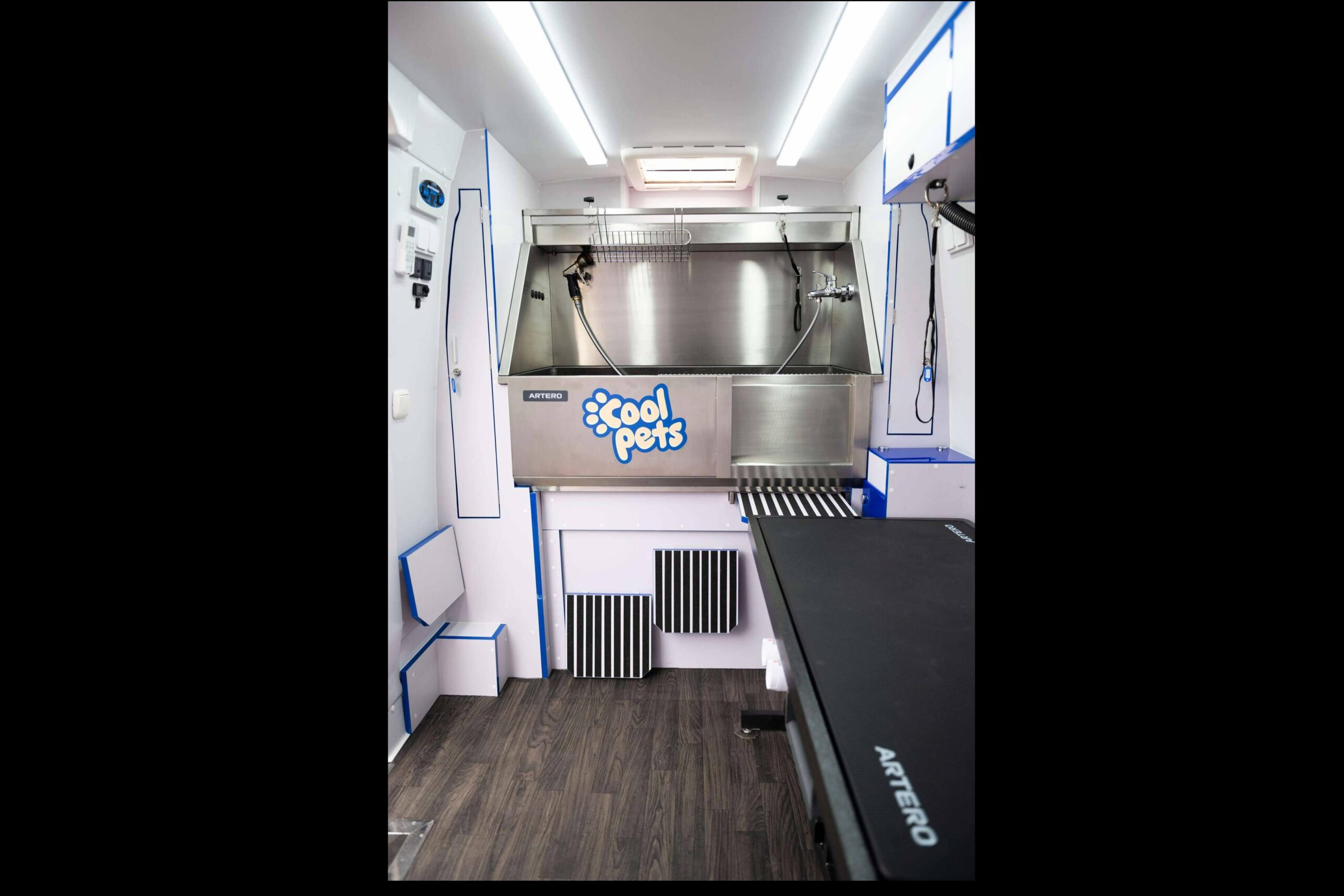 Llega a España un innovador servicio de peluquería móvil a domicilio para mascotas