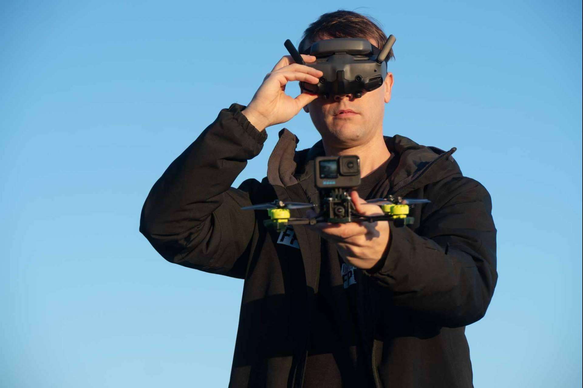 Drones FPV vs Drones Estabilizados; ¿Cuál es la mejor opción para una grabación aérea?