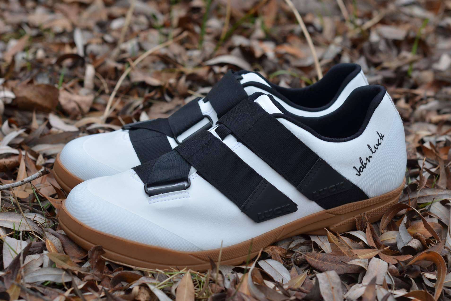 La revolución del ciclismo; John Luck presenta las primeras zapatillas con horma respetuosa