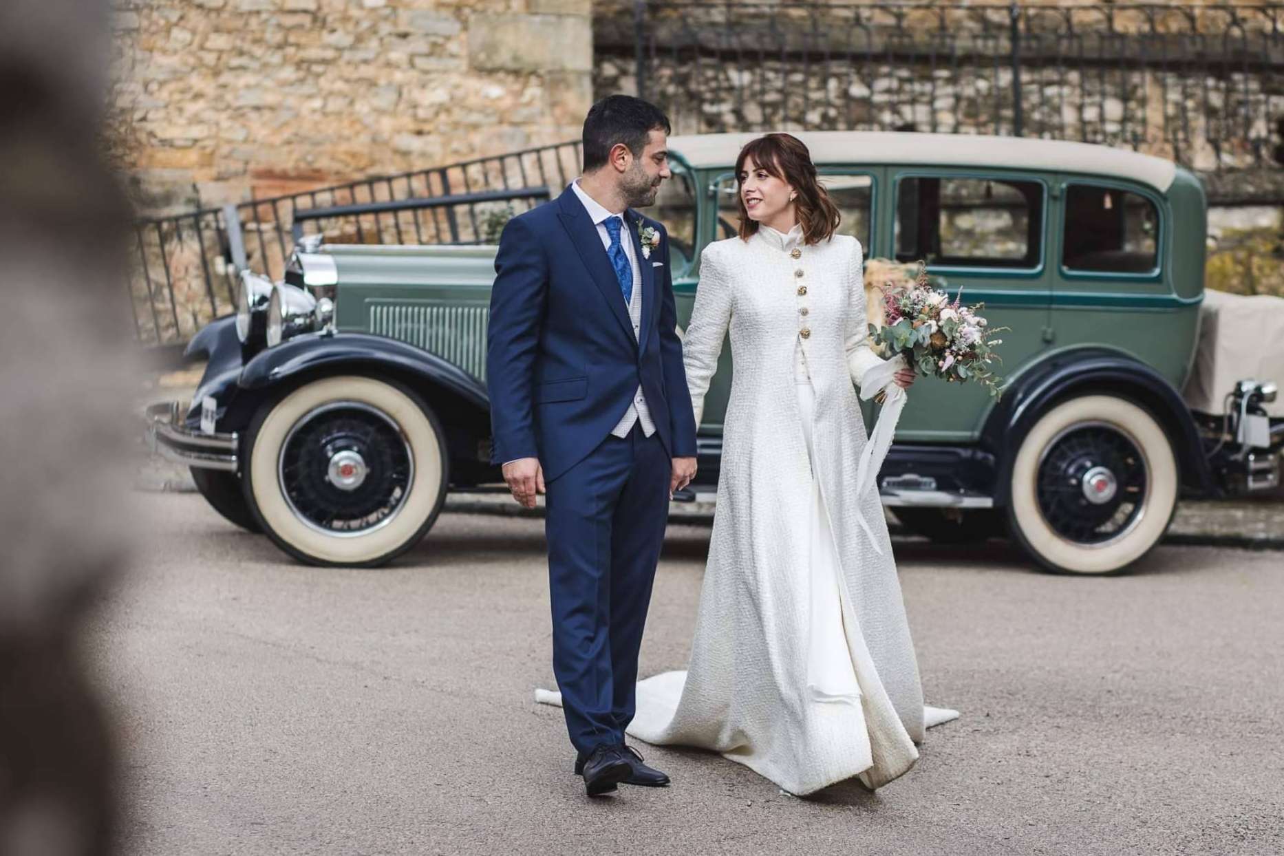 Abrigos y capas de novia; La clave para una boda de invierno de ensueño
