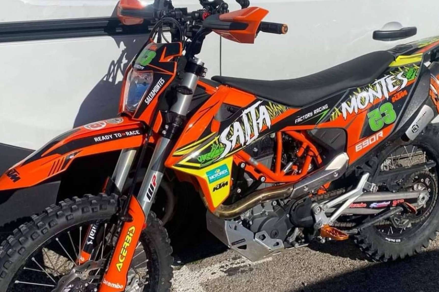 ADHESIVOSEMBARRADOS, la innovación en adhesivos personalizados para motocross que marca la diferencia