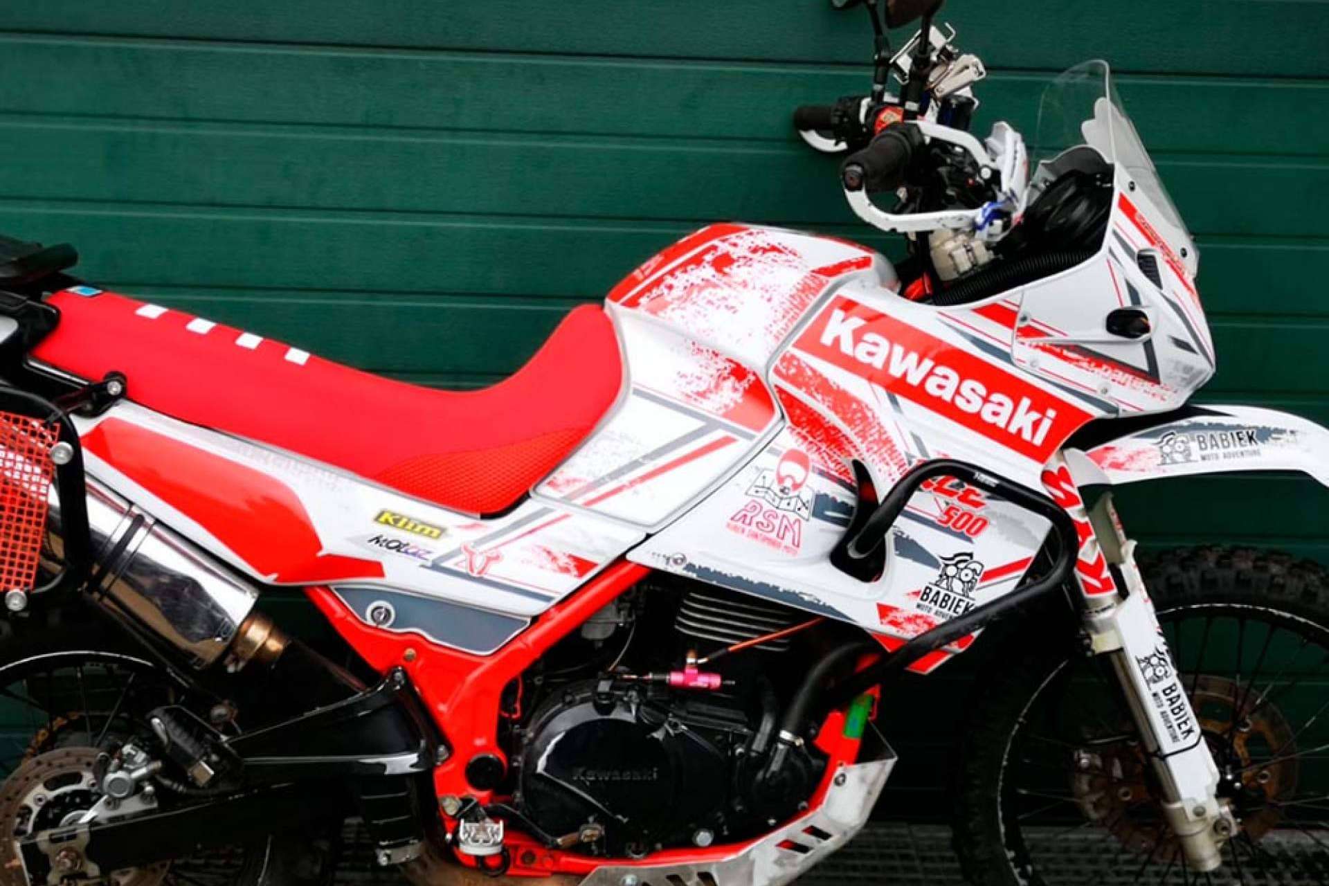 ADHESIVOSEMBARRADOS ofrece una amplia gama de kits de pegatinas personalizadas para motos de enduro y motocross