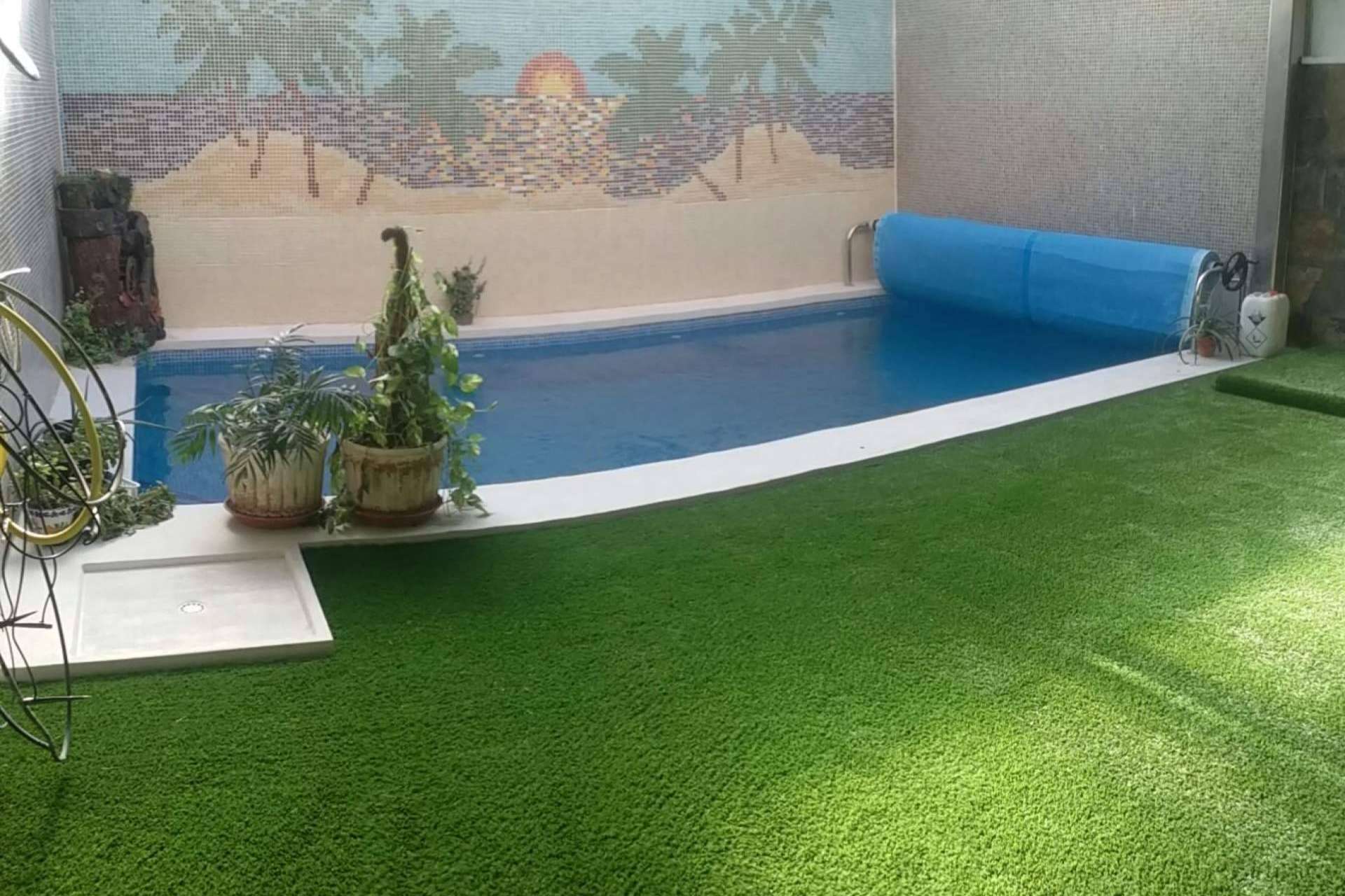 Este verano, el césped artificial para piscina de Albergrass permite disfrutar sin preocupaciones de mantenimiento
