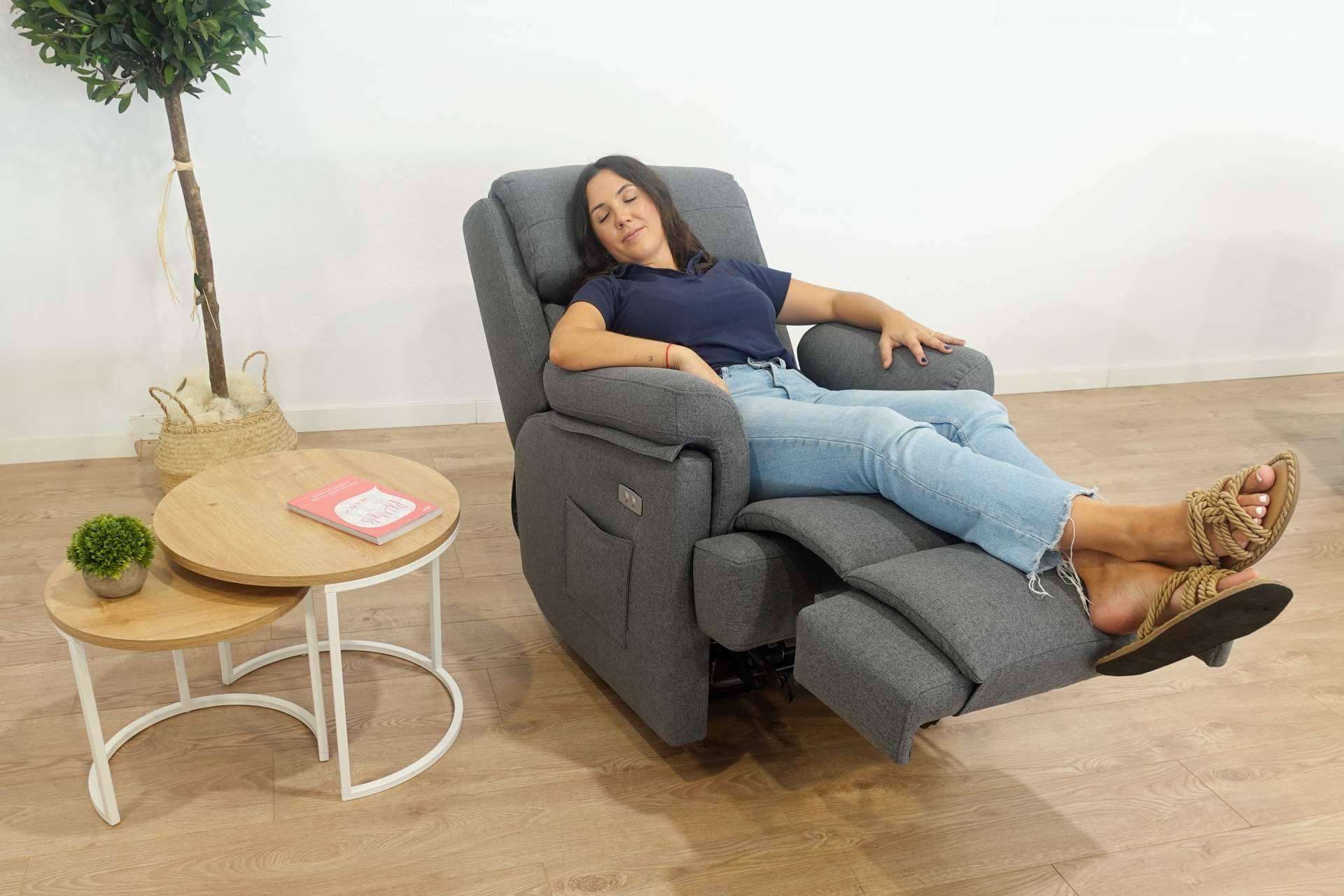 Sofás Valencia ofrece sillones configurables con tejidos antimanchas y tecnología levanta personas