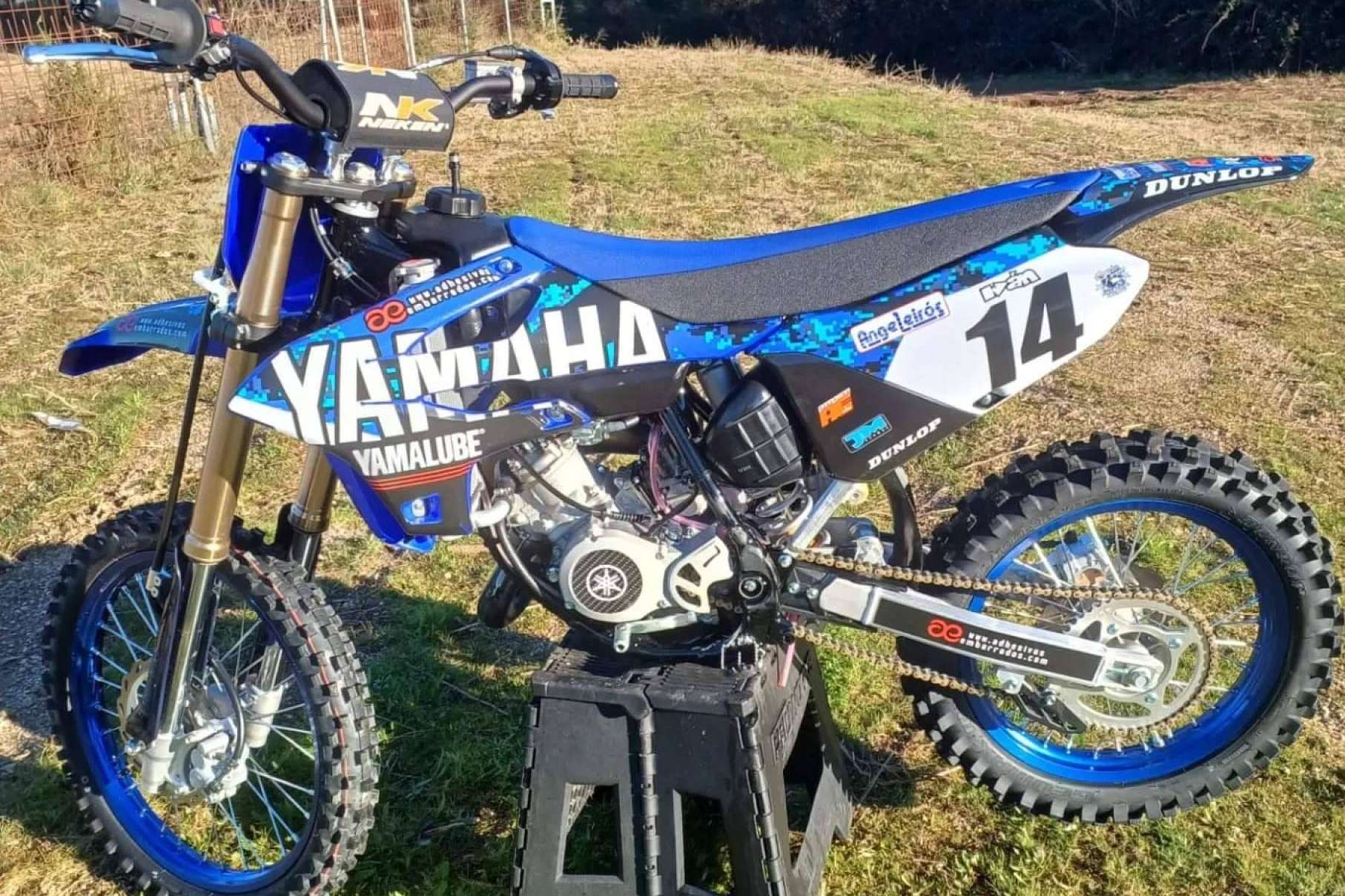 ADHESIVOSEMBARRADOS refuerza su apuesta por el diseño offroad personalizado con plásticos y adhesivos
