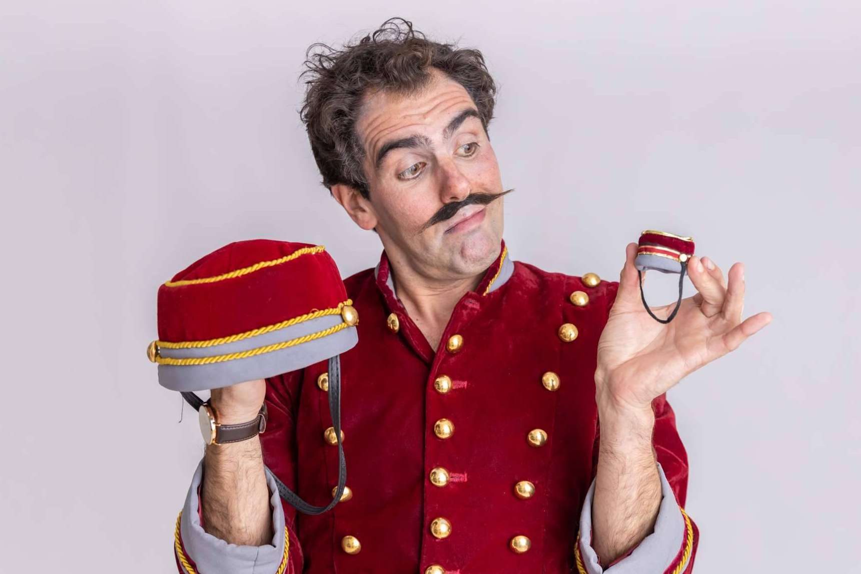 La fusión entre magia y clown crea un universo único en los espectáculos de Adrián Conde