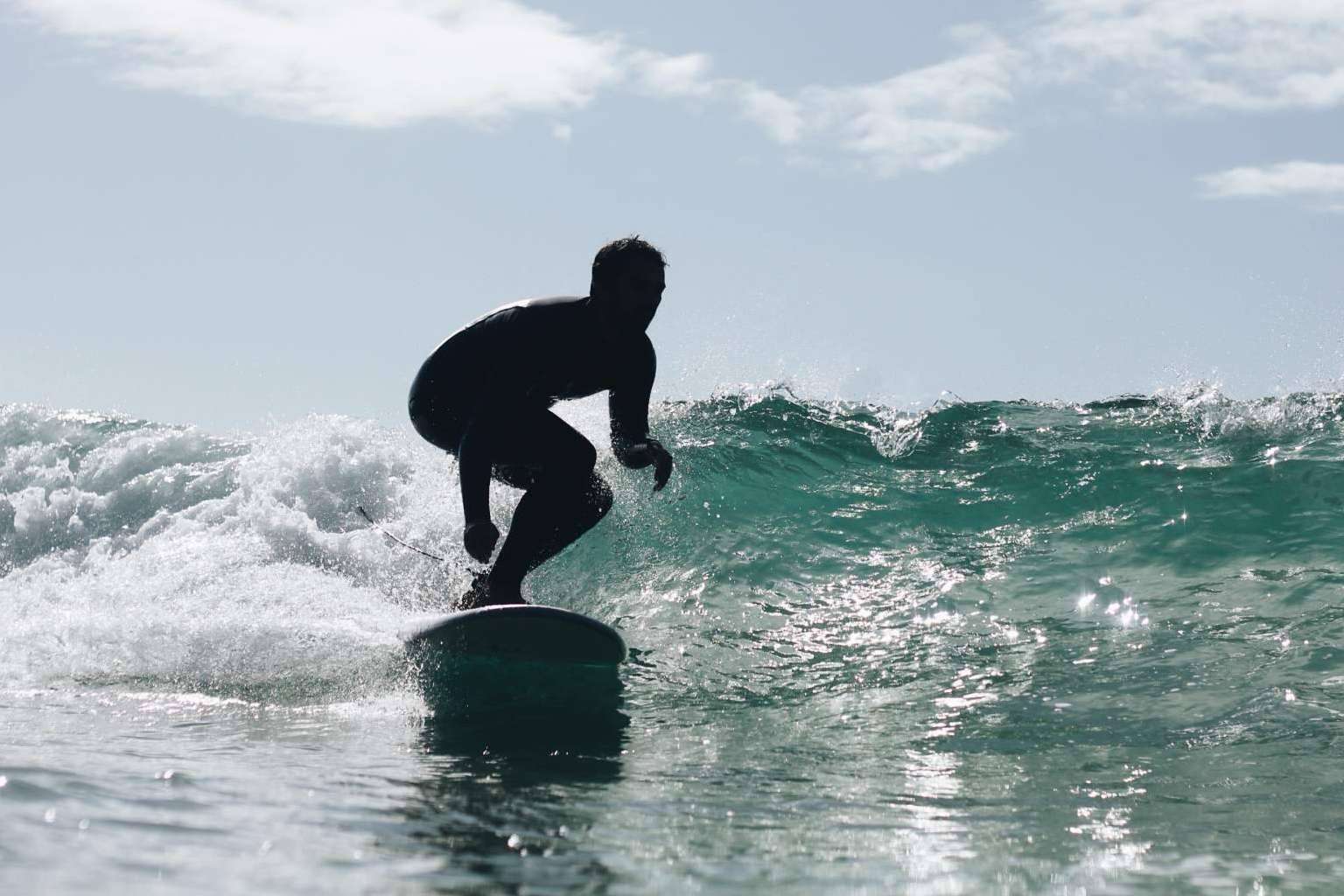 Aprender a surfear este verano, consejos prácticos para quienes se inician en el surf