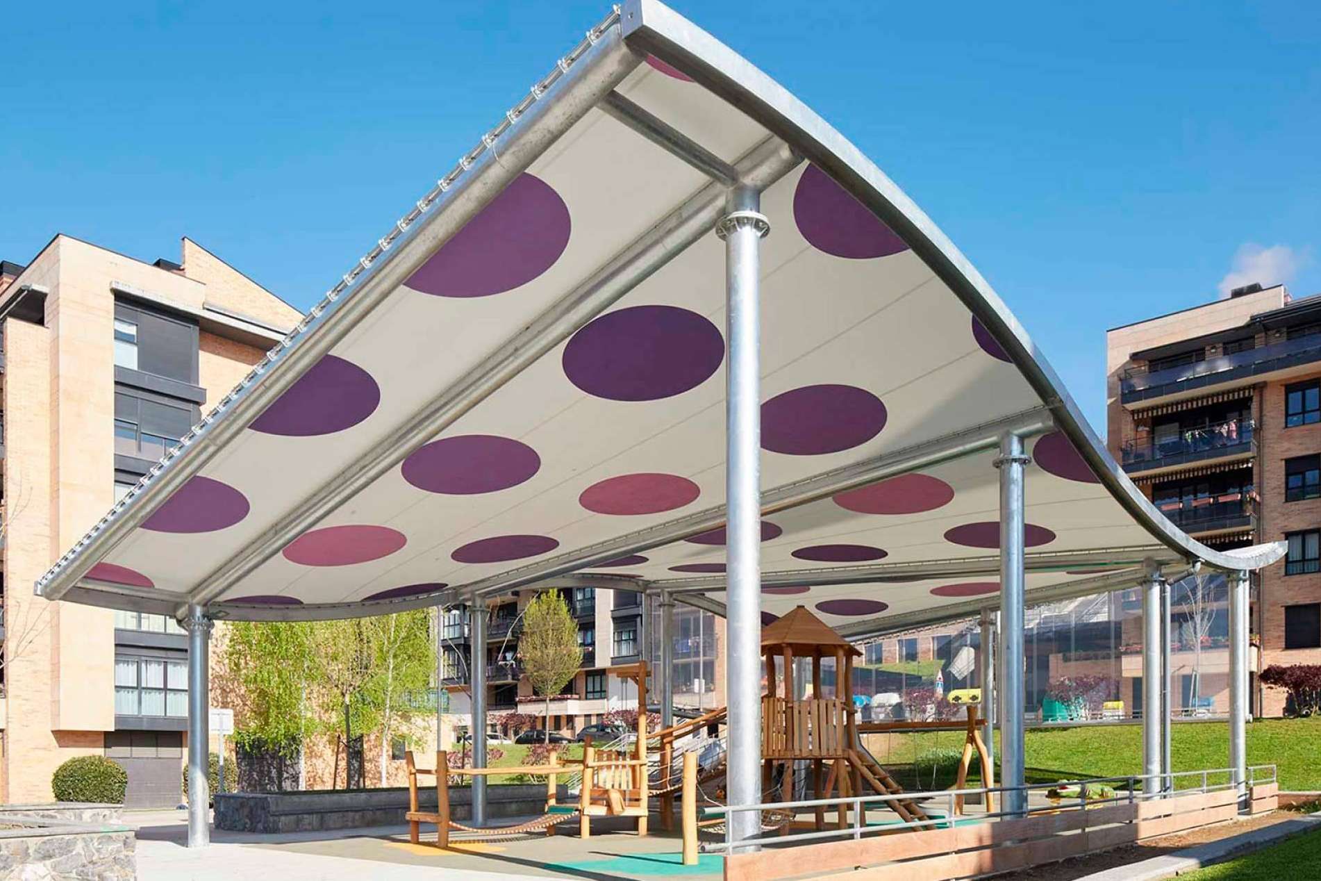 Versatilidad y durabilidad en estructuras metálicas en parques y plazas, según Instalaciones Metálicas RPM