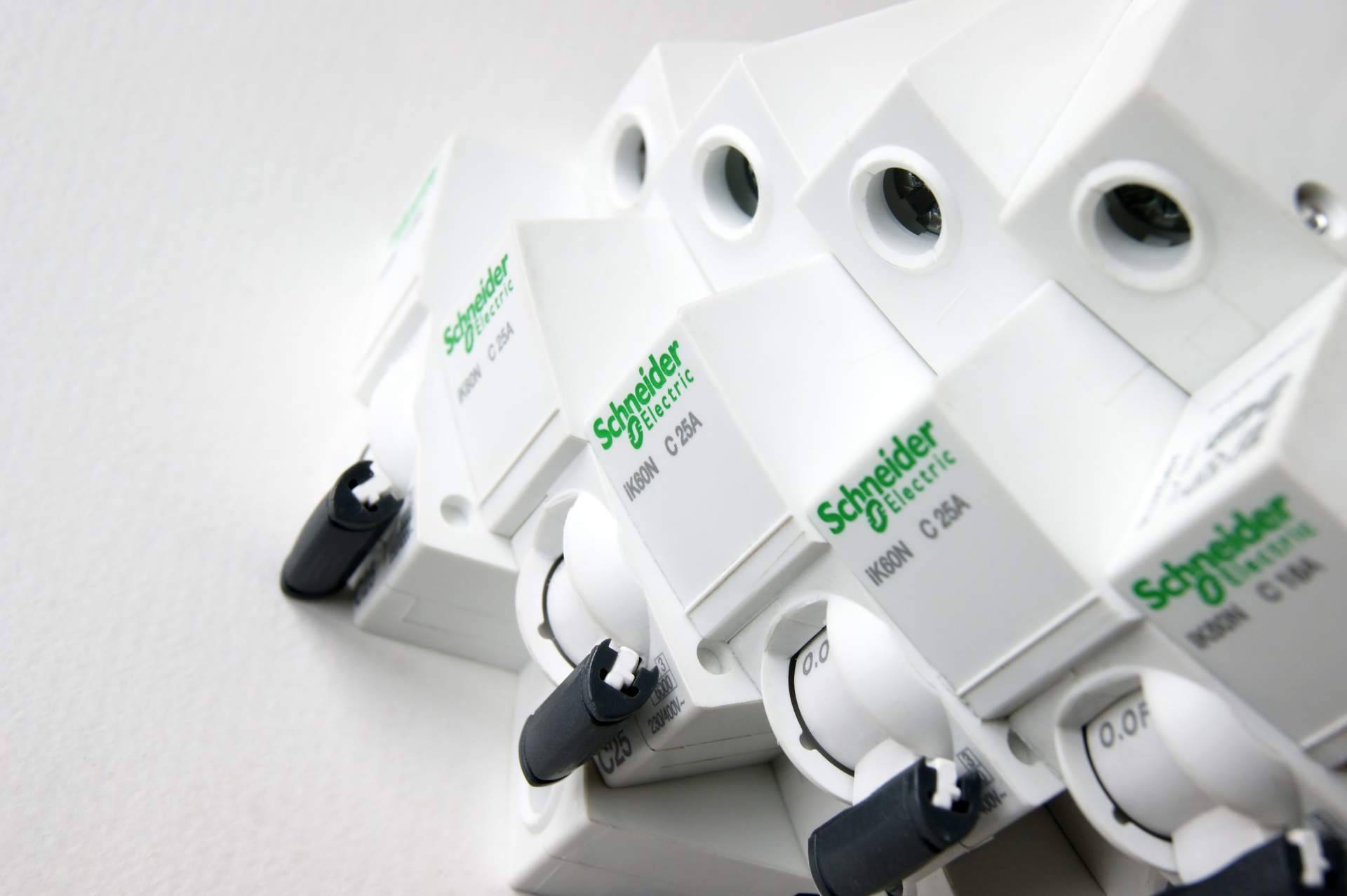 Stock permanente y precios competitivos, así mejora Cadenza Electric el acceso al material eléctrico Schneider