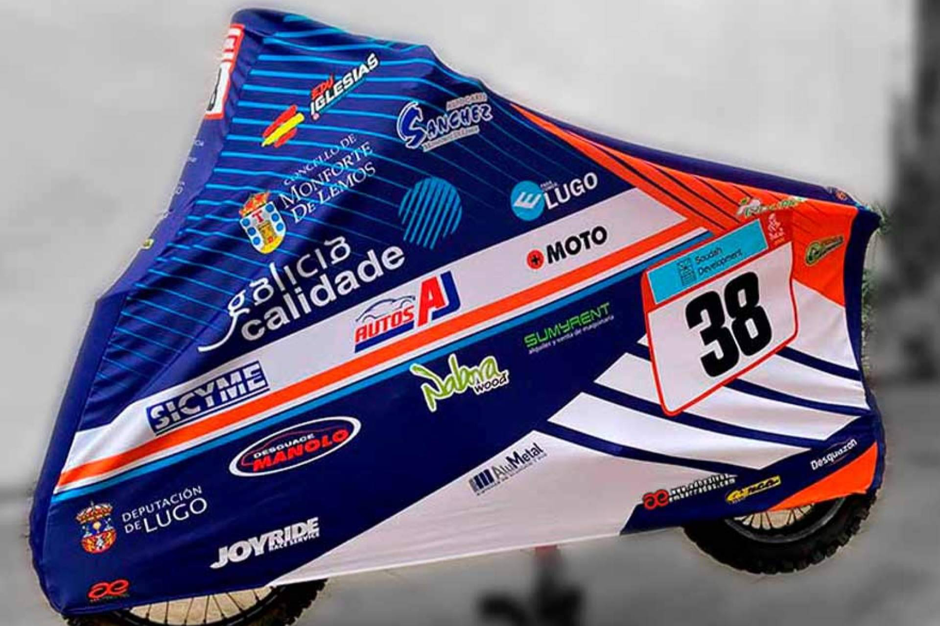 Fabricación de funda para moto, quad o carcross 100% personalizada de la mano de ADHESIVOSEMBARRADOS