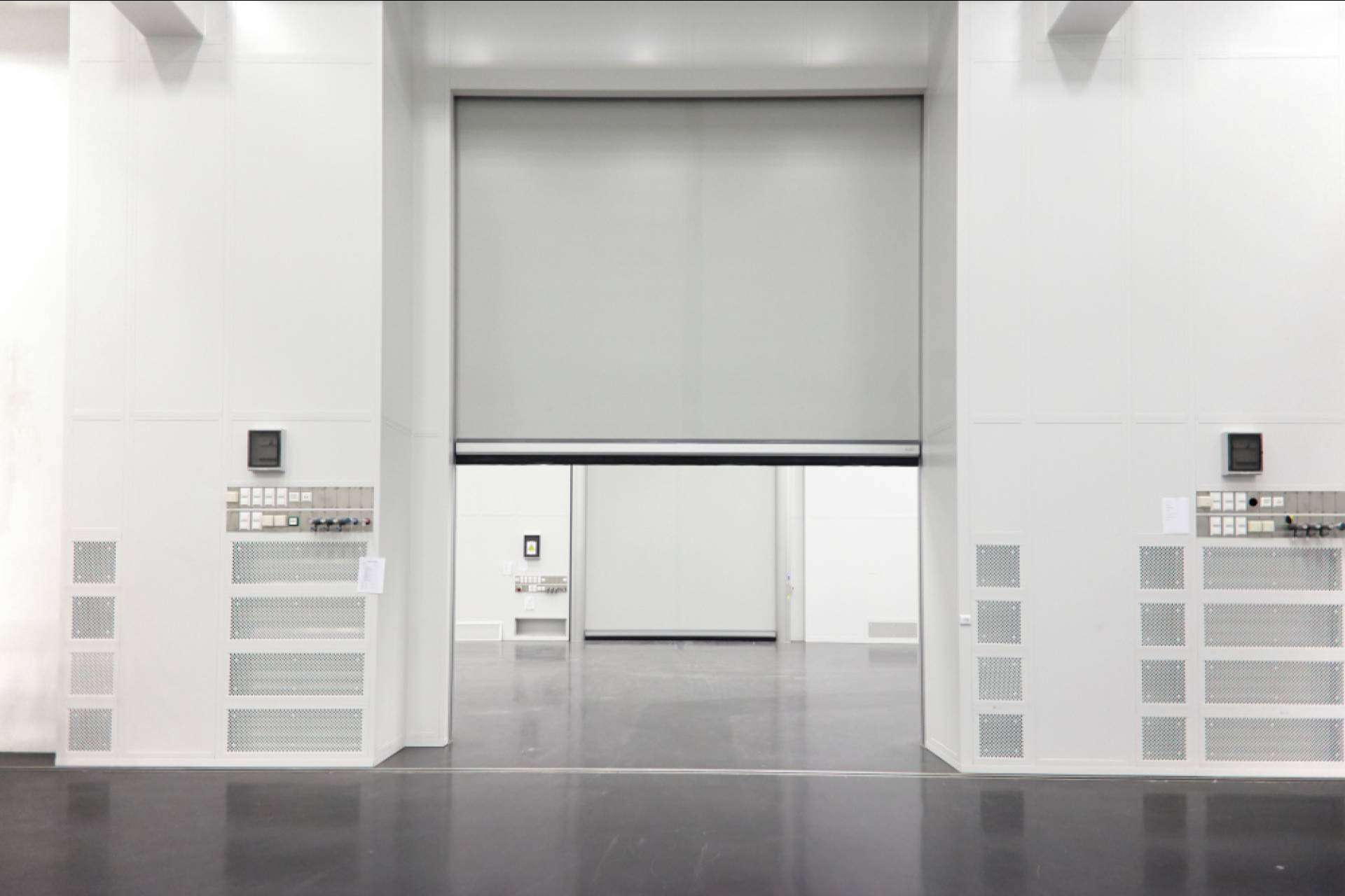 Puertas rápidas de ASSA ABLOY optimizan el control ambiental en salas blancas de sectores críticos