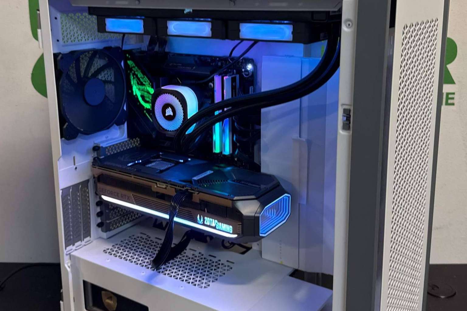 Más allá del PC estándar, Aussar apuesta por ordenadores diseñados a medida según cada uso