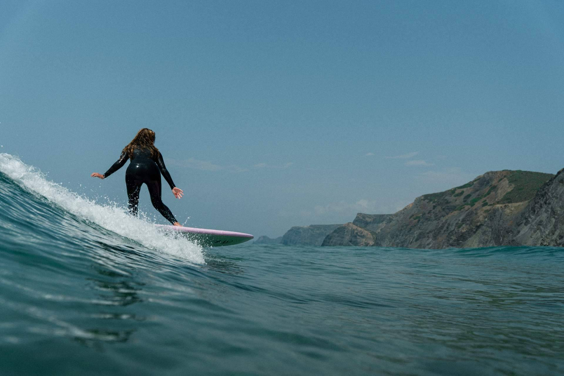 Guía de surf para principiantes; técnicas básicas y cómo elegir la tabla perfecta para progresar