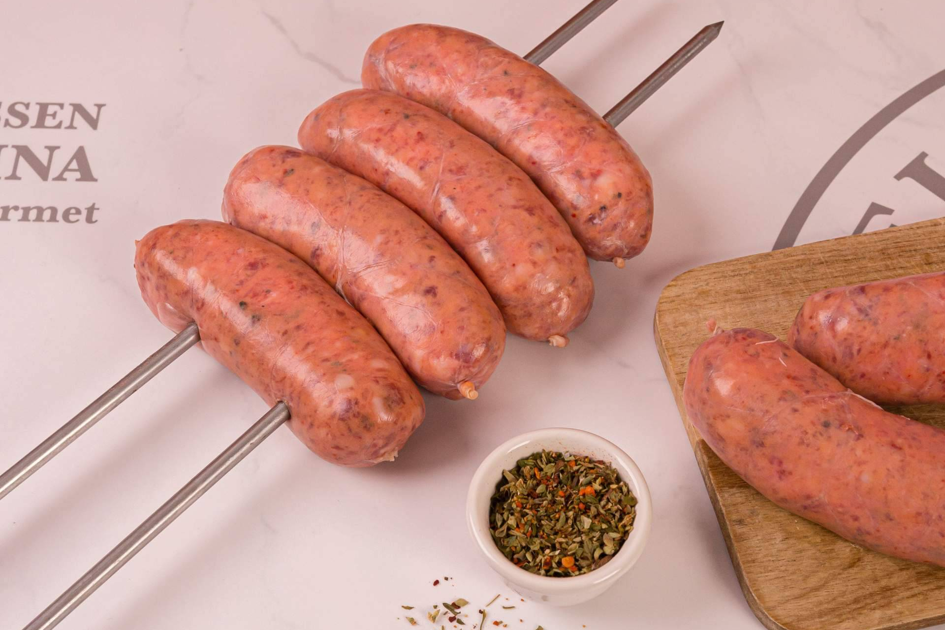 El sabor auténtico de la parrilla argentina, con una gama completa de chorizos y morcillas en Delicatessen Argentina