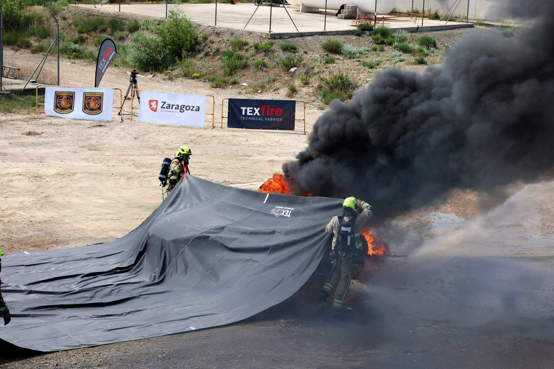 Texfire valida sus mantas ignífugas en una prueba real con un coche eléctrico en combustión