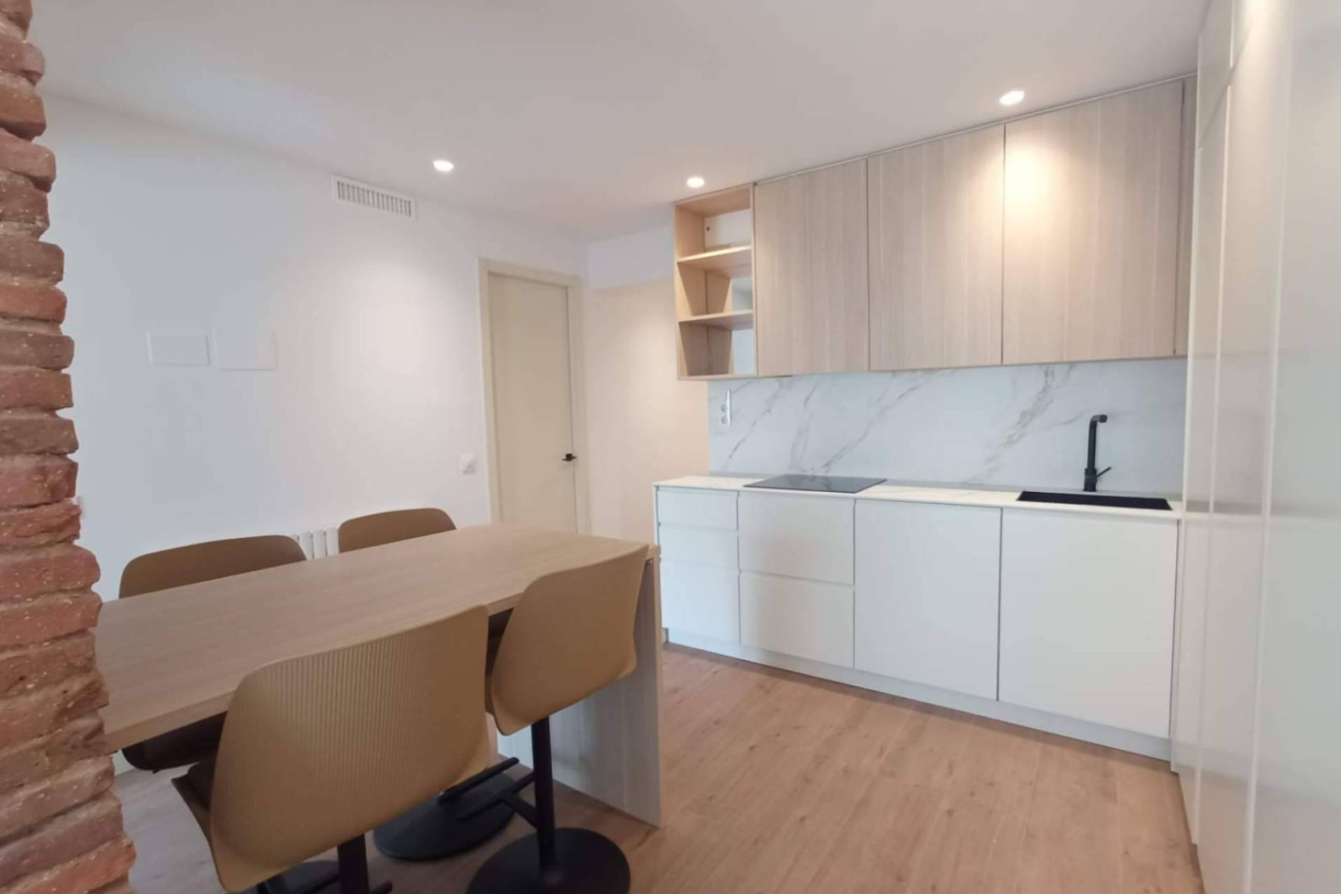 Diseño de cocinas y armarios a medida con fabricación propia; la propuesta de Komorebi Fabrics