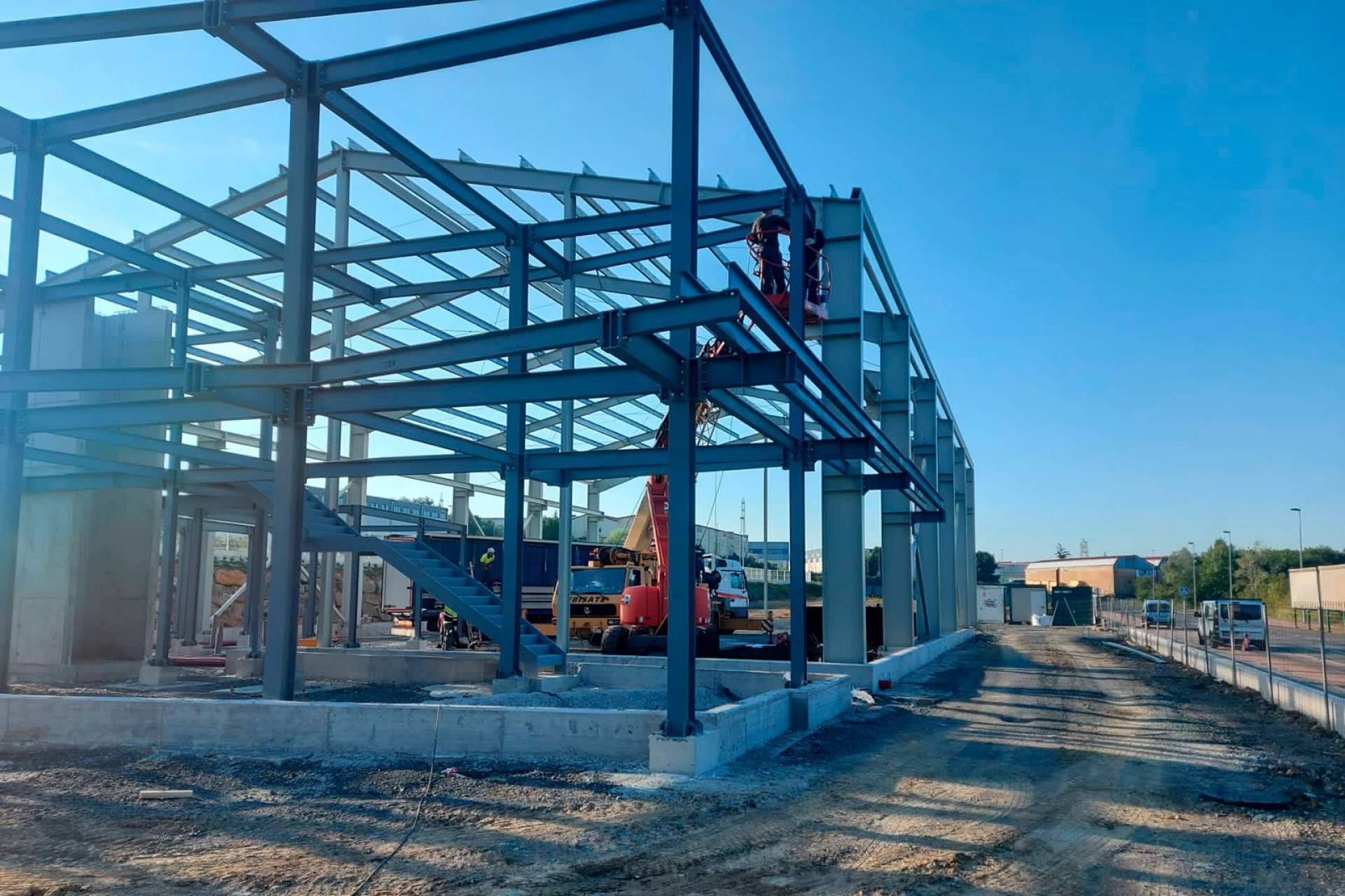 Innovación en estructuras metálicas con Instalaciones RPM para el montaje de naves industriales
