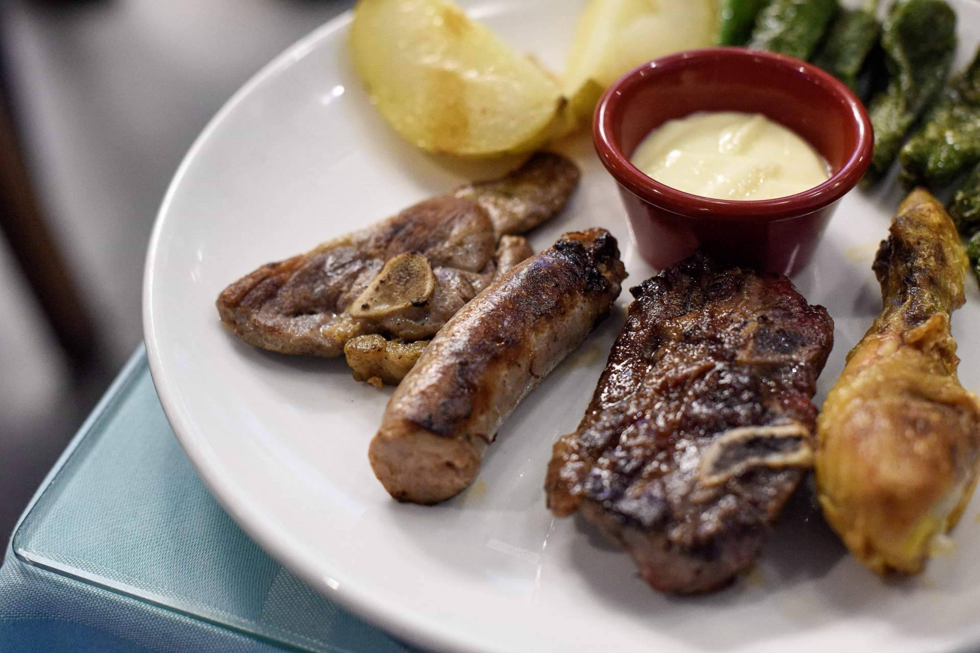 La brasa como eje culinario en Pasa Tapas, restaurante emblemático de la Barceloneta