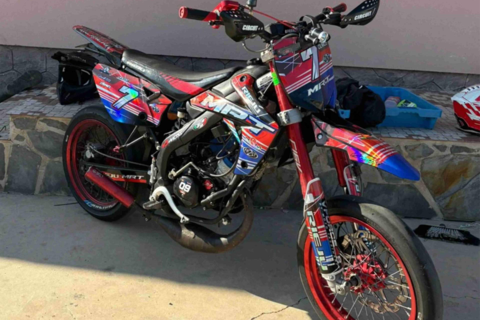 ADHESIVOSEMBARRADOS refuerza su presencia en el mundo del motor con sus adhesivos personalizados y diseños variados